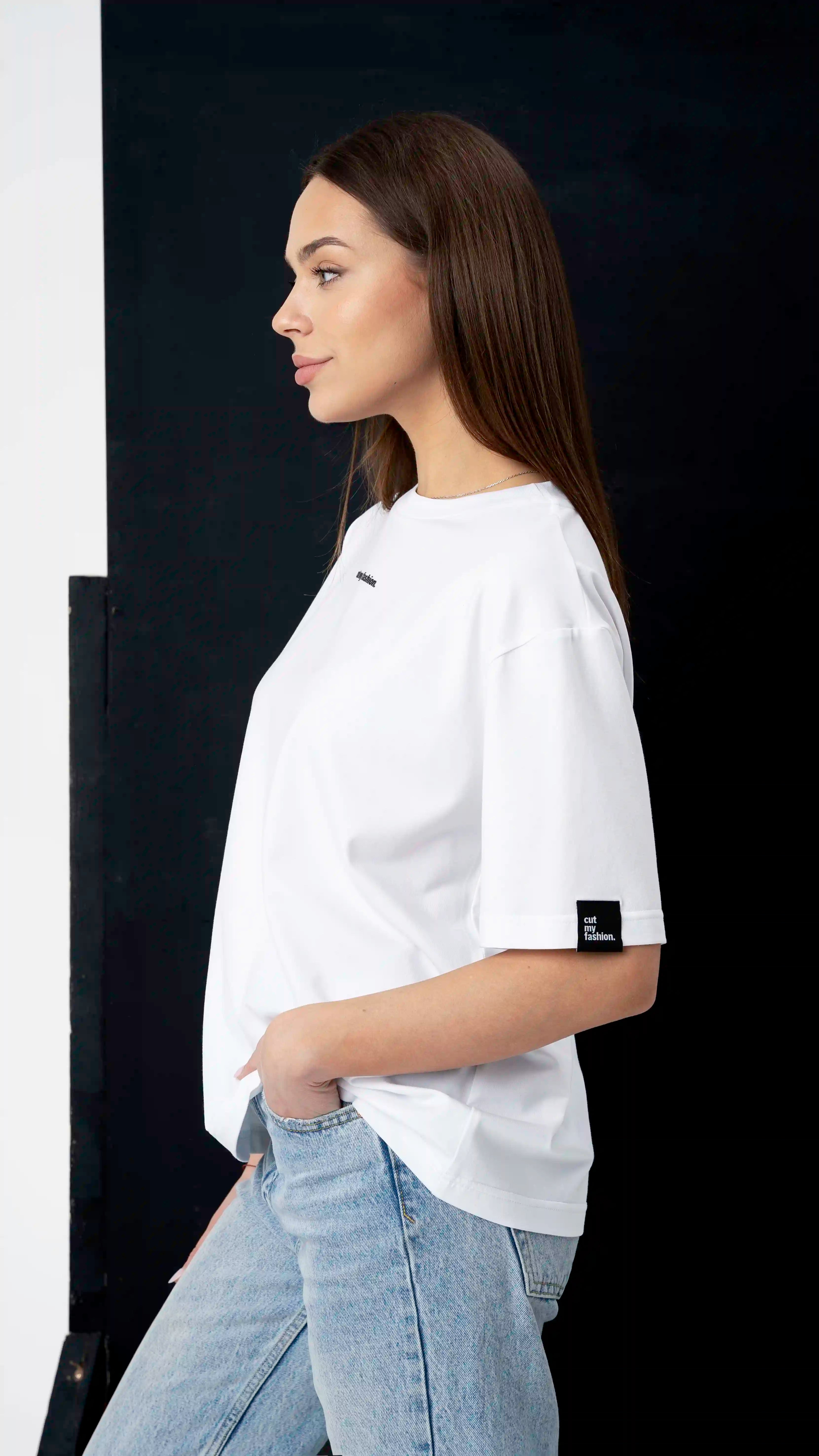Weißes Oversize-Damen-T-Shirt mit „cutmyfashion“-Logo auf der Brust, atmungsaktiv, aus 90 % Baumwolle und 10 % Polyester.