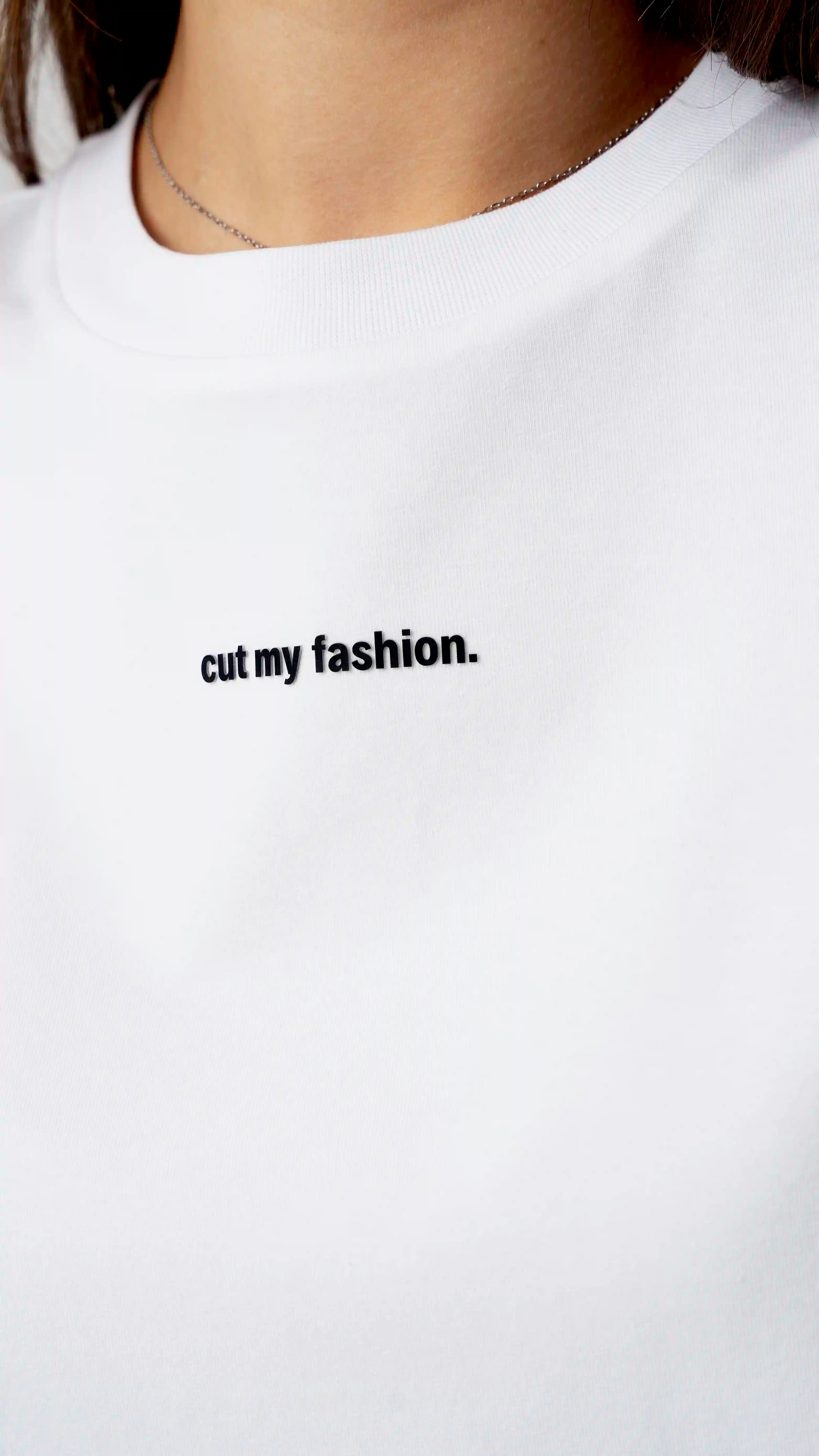 Weißes Oversize-Damen-T-Shirt mit „cutmyfashion“-Logo auf der Brust, atmungsaktiv, aus 90 % Baumwolle und 10 % Polyester.