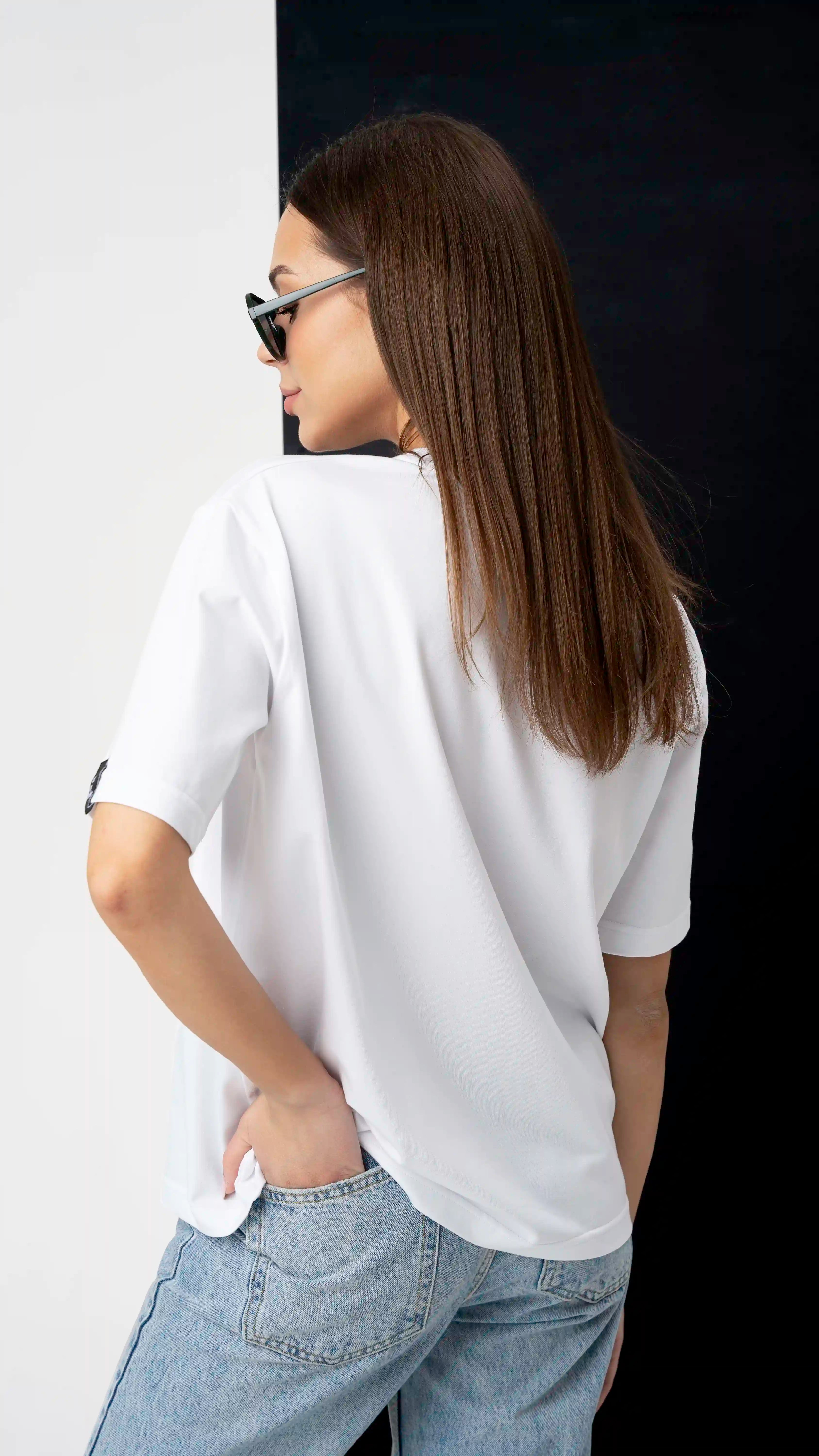 Weißes Oversize-Damen-T-Shirt mit „cutmyfashion“-Logo auf der Brust, atmungsaktiv, aus 90 % Baumwolle und 10 % Polyester.
