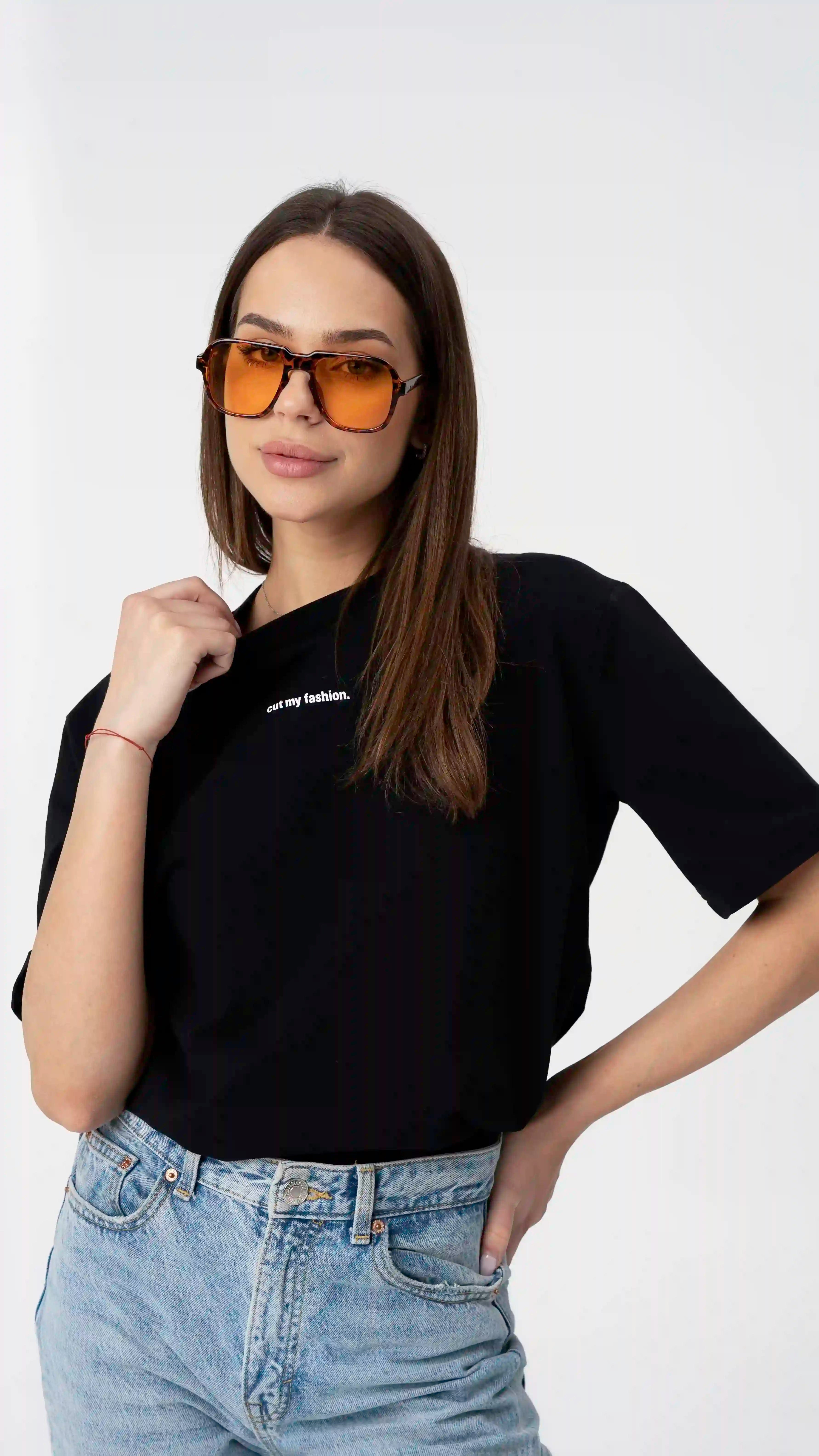 Unsere luxuriösen Oversize-Damen-T-Shirts sind die perfekte Wahl für alle, die Qualität und Stil suchen. Diese T-Shirts zeichnen sich durch Langlebigkeit und Waschbeständigkeit aus, sodass Sie sie nicht nur eine Saison lang tragen können. Kaufen Sie T-Shirts, die jeden ausgegebenen Euro wert sind