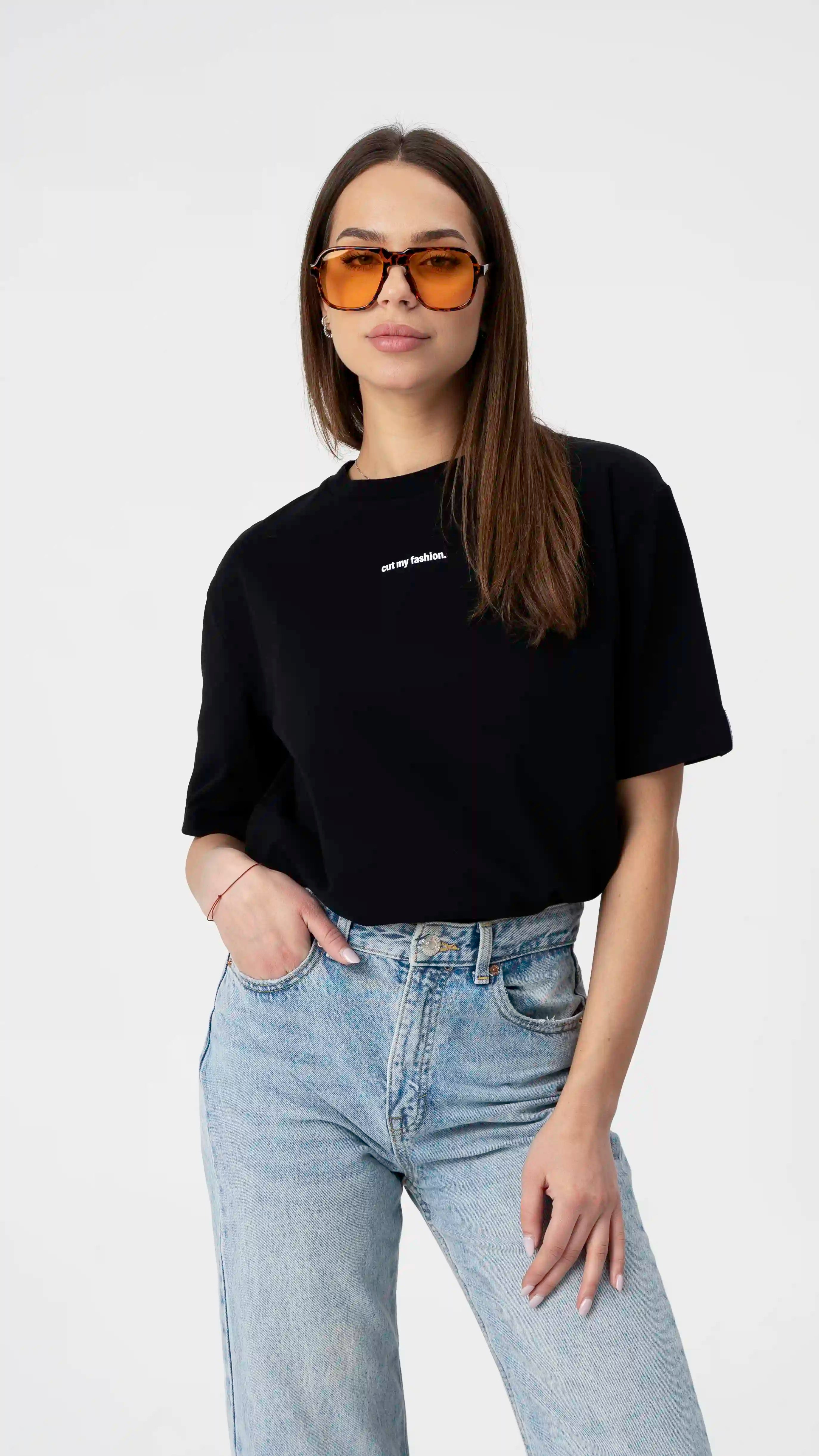 Unsere luxuriösen Oversize-Damen-T-Shirts sind die perfekte Wahl für alle, die Qualität und Stil suchen. Diese T-Shirts zeichnen sich durch Langlebigkeit und Waschbeständigkeit aus, sodass Sie sie nicht nur eine Saison lang tragen können. Kaufen Sie T-Shirts, die jeden ausgegebenen Euro wert sind