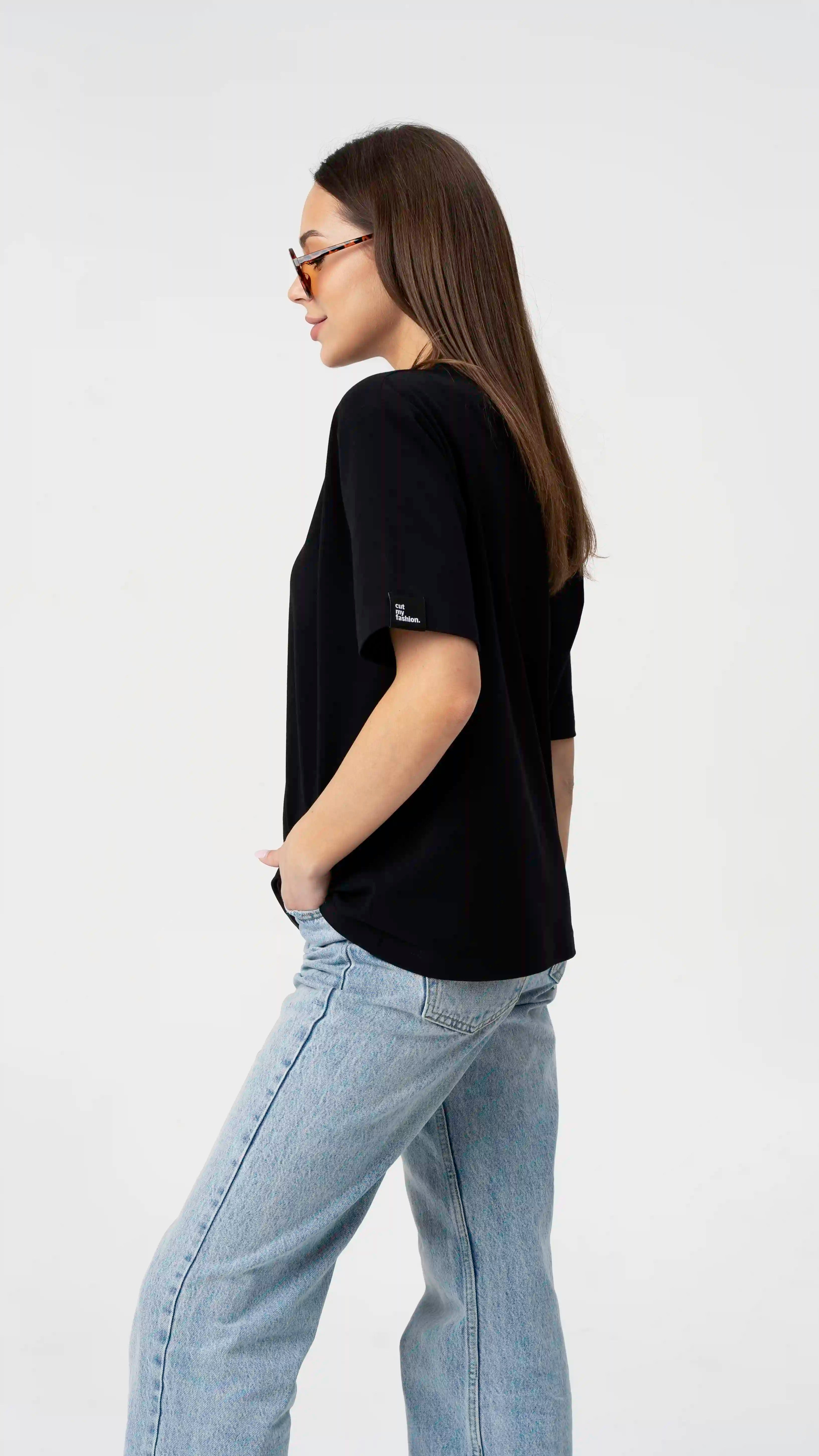 Unsere luxuriösen Oversize-Damen-T-Shirts sind die perfekte Wahl für alle, die Qualität und Stil suchen. Diese T-Shirts zeichnen sich durch Langlebigkeit und Waschbeständigkeit aus, sodass Sie sie nicht nur eine Saison lang tragen können. Kaufen Sie T-Shirts, die jeden ausgegebenen Euro wert sind