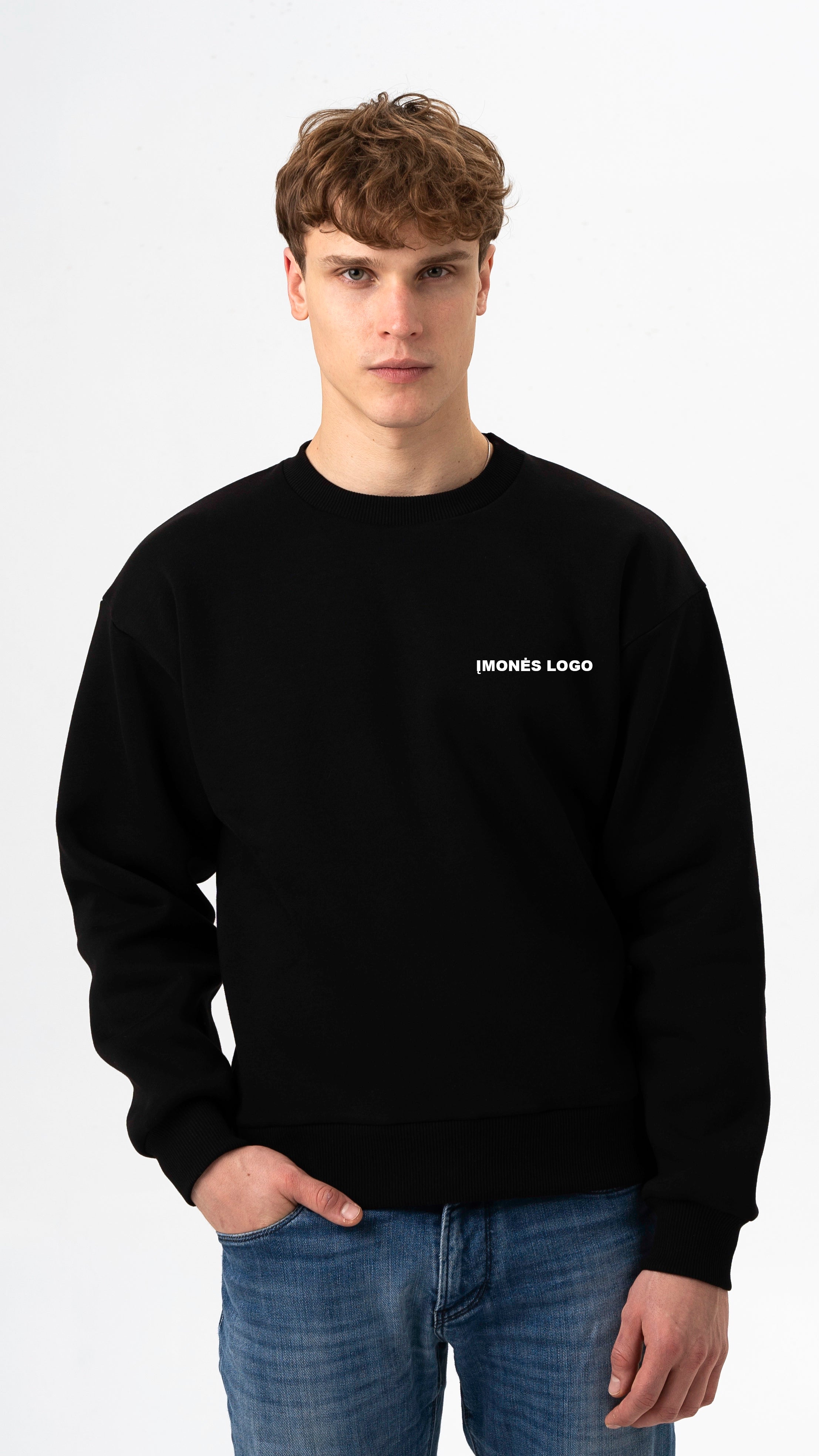Vaikinas dėvi juodą įmonės džemperį su logotipu