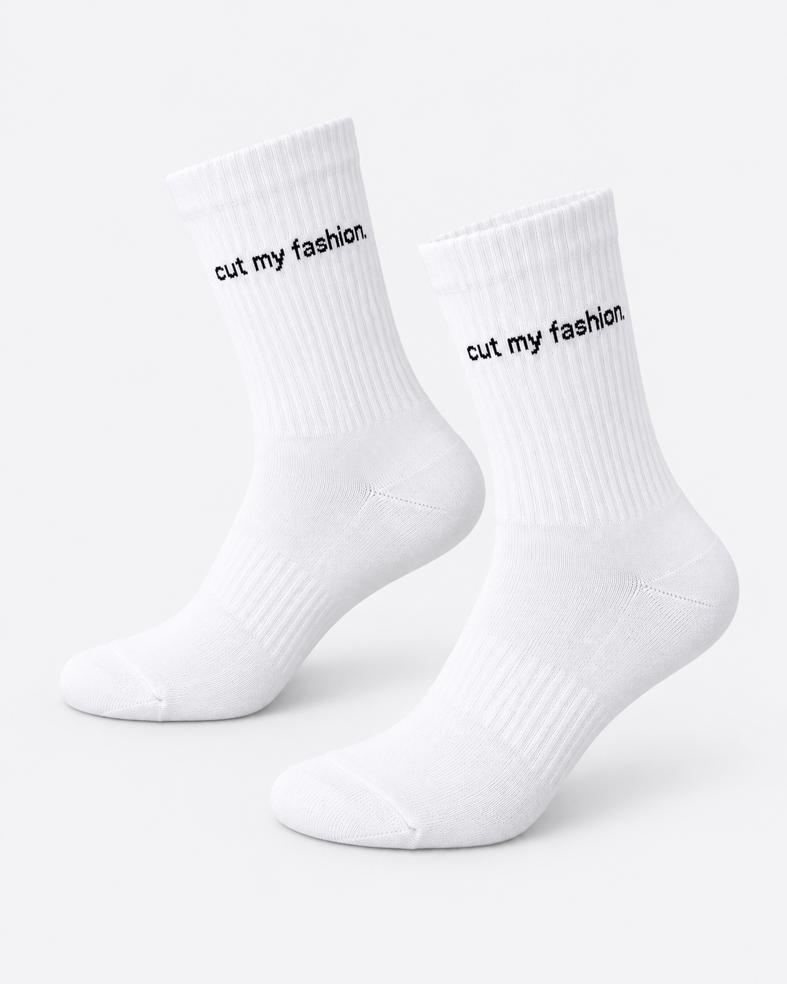 Baltų unisex kojinių pora su juodu cutmyfashion užrašu.