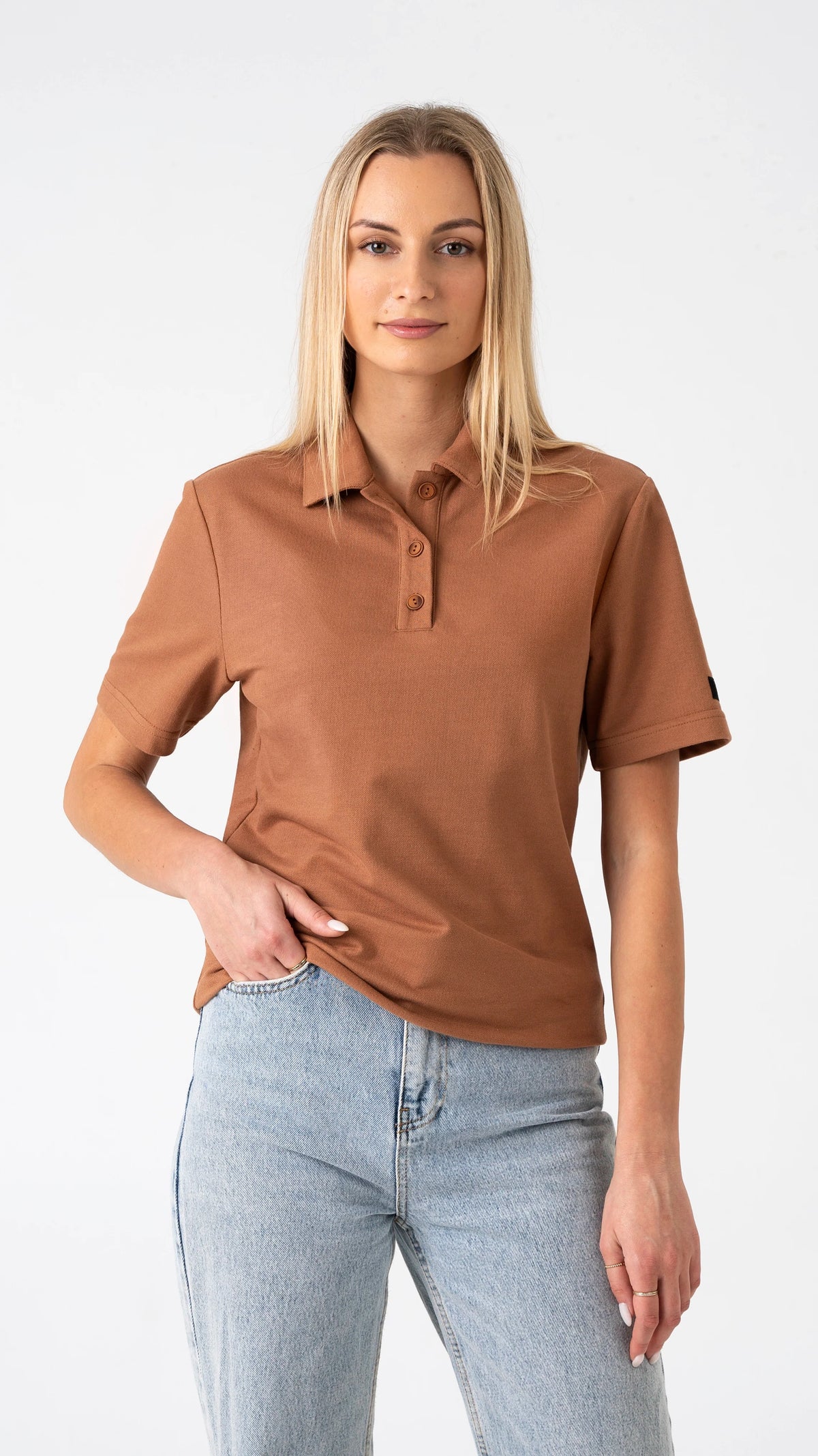 Cinamono rudo atspalvio moteriški polo marškinėliai su apykakle ir sagomis.