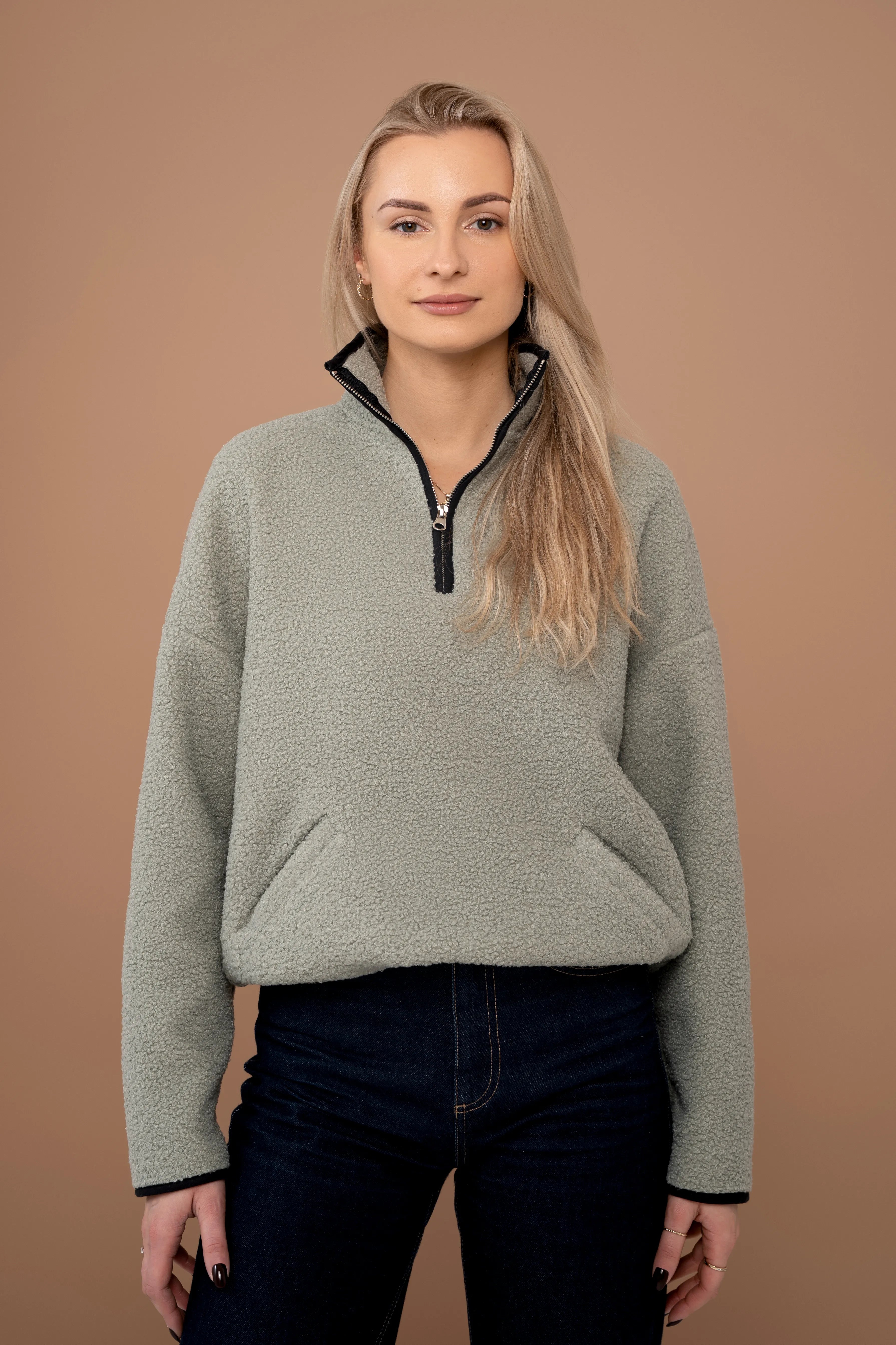 Damenpullover in Khaki mit kurzem Reißverschluss, Stehkragen, langen Ärmeln und einer Ansicht von vorne