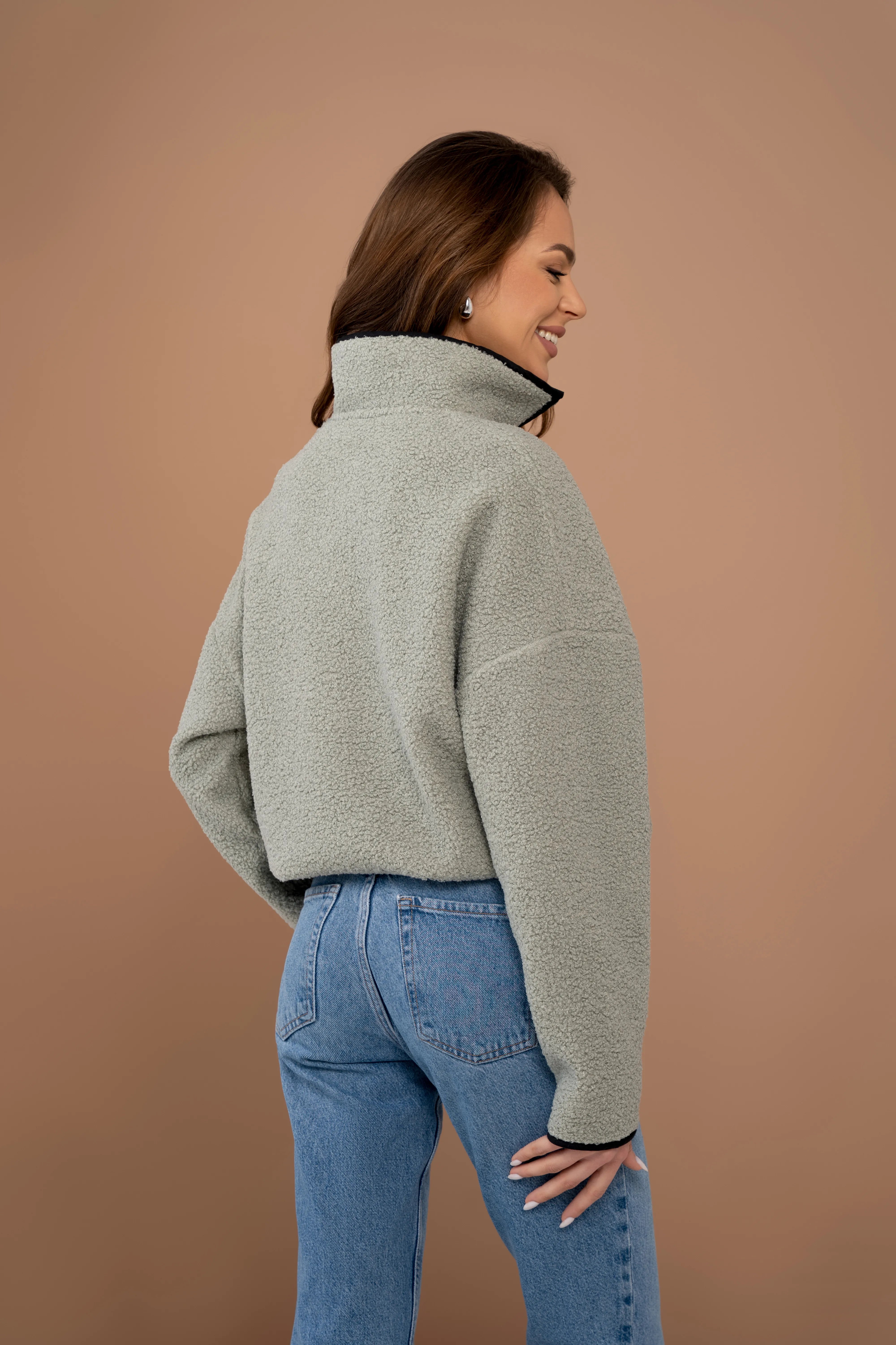 Chaki-farbener Damenpullover mit Stehkragen, langen Ärmeln und geradem Rücken