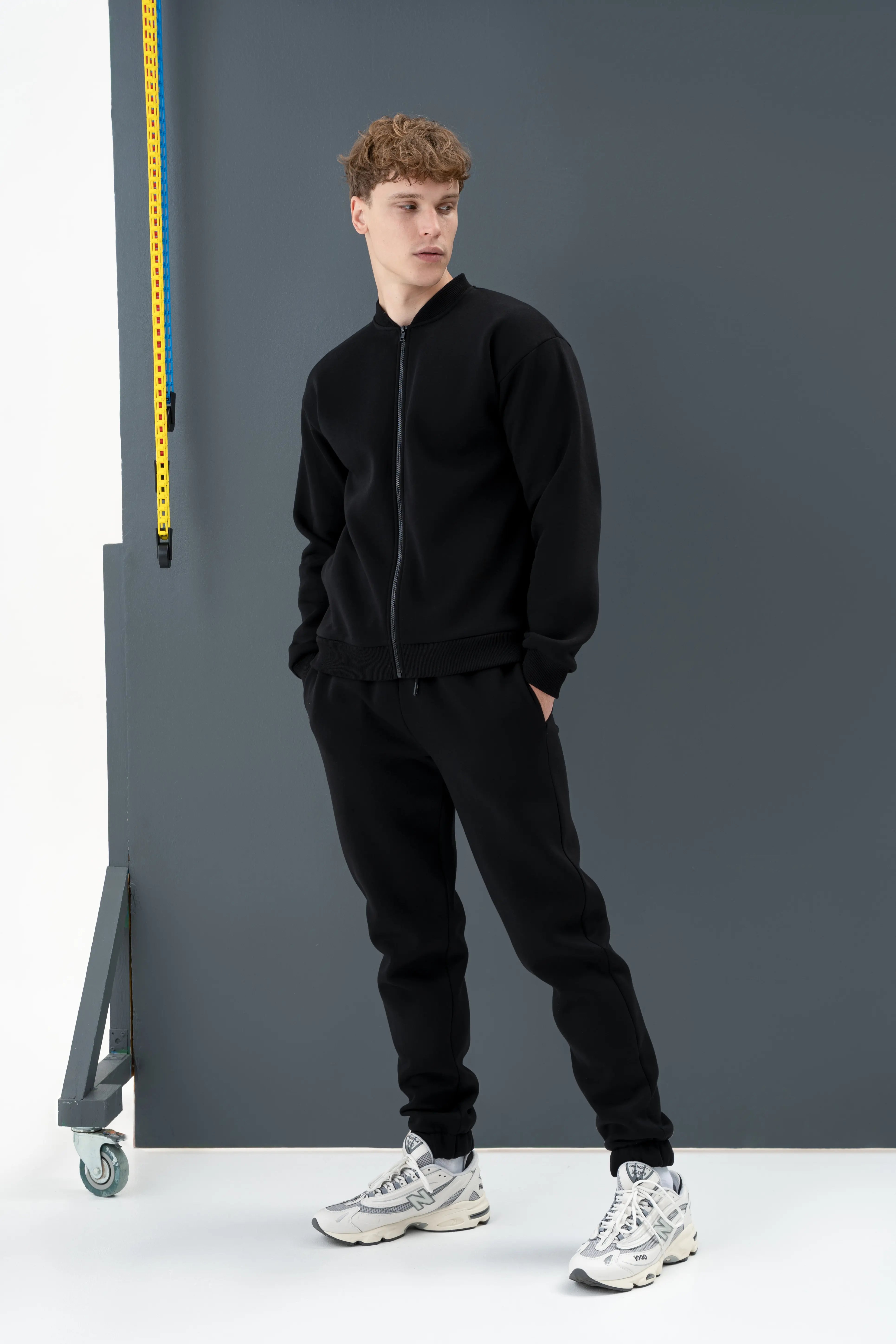 Juodas vyriškas laisvalaikio treningas su bomber stiliaus džemperiu, sukurtas cutmyfashion siuvykloje Lietuvoje.