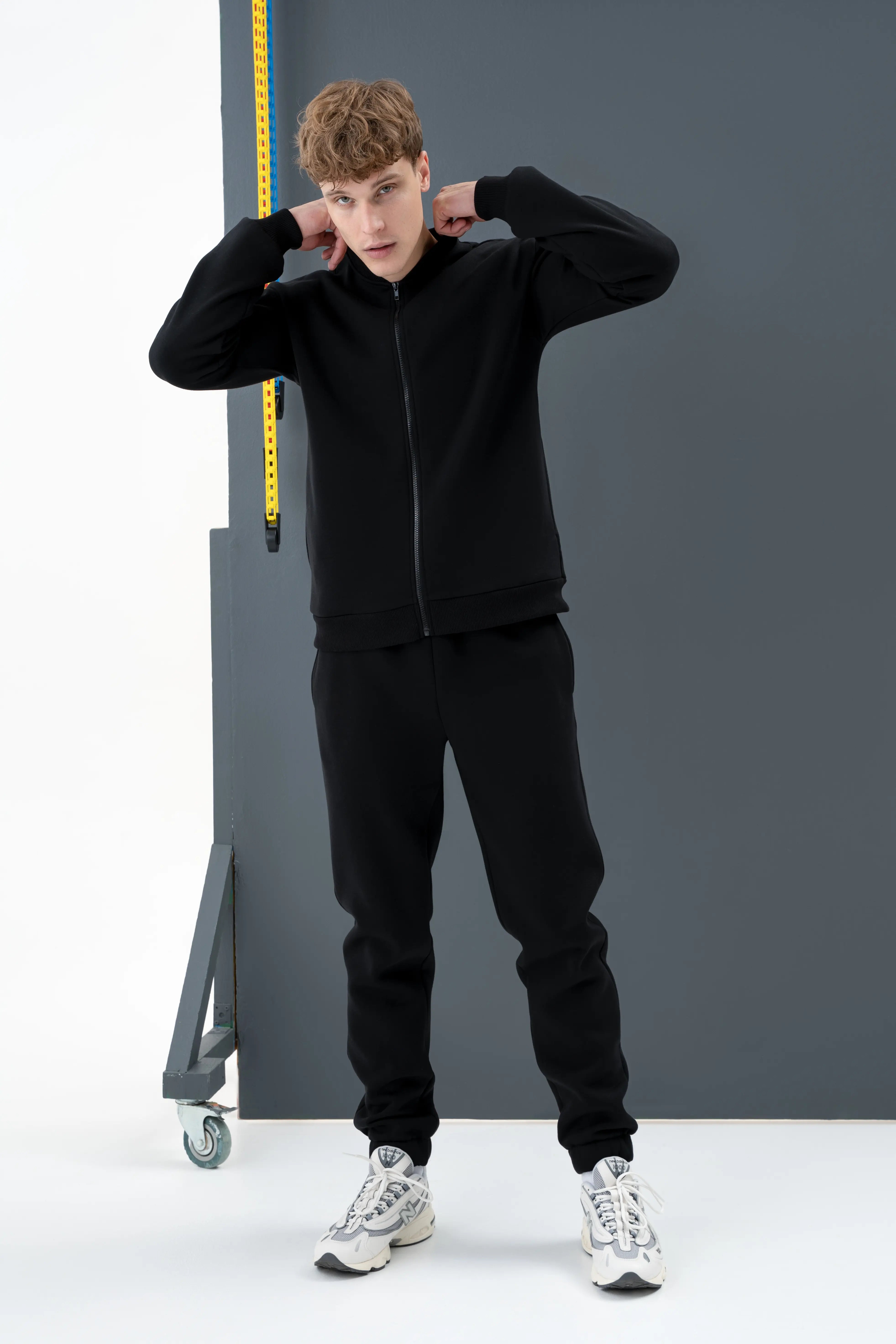 Modernus juodas laisvalaikio treningas su užtrauktuku, pagamintas Lietuvoje kasdieniam dėvėjimui.