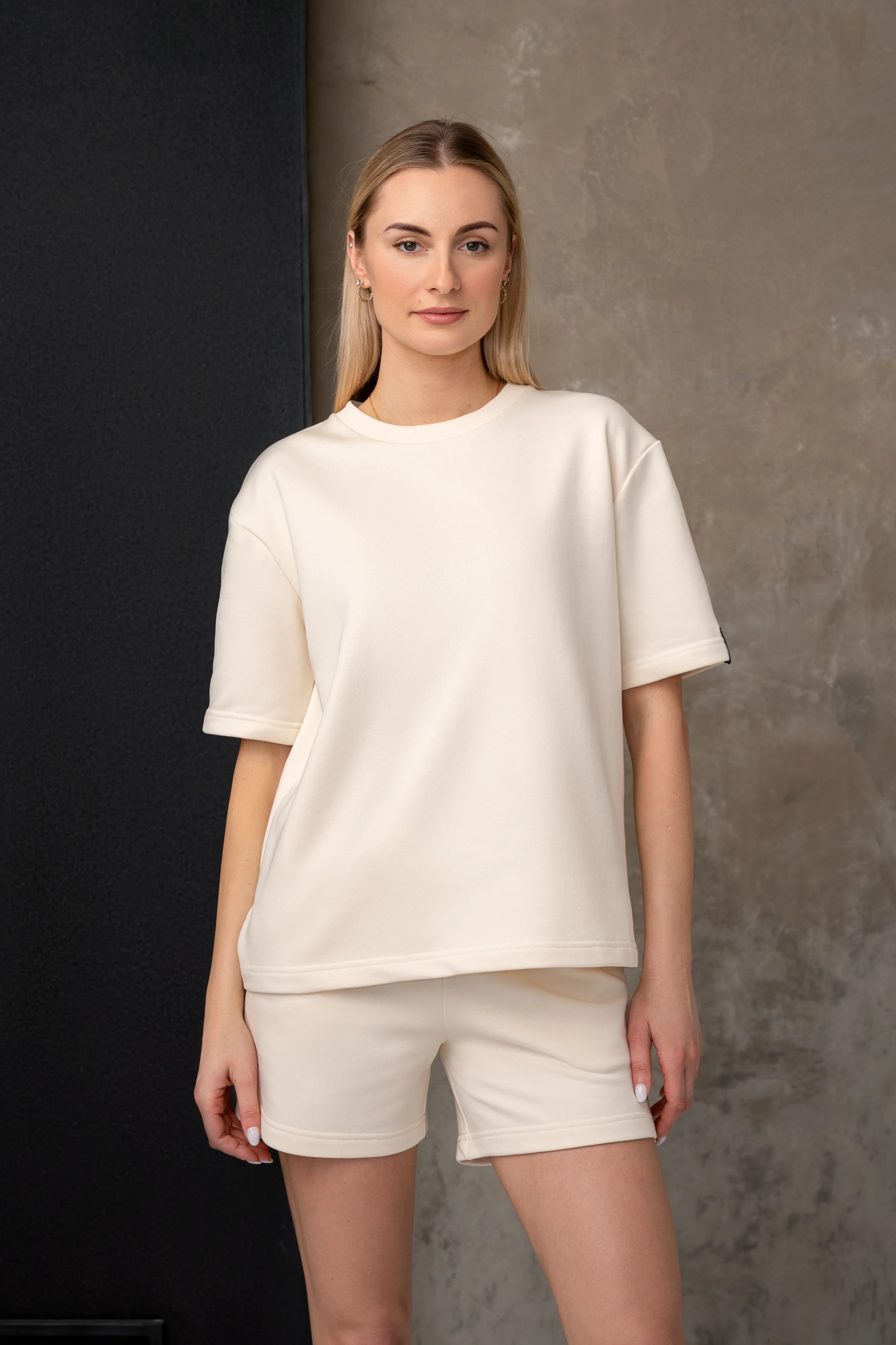 Milchweißer Freizeitanzug für Damen, Nahaufnahme von vorne