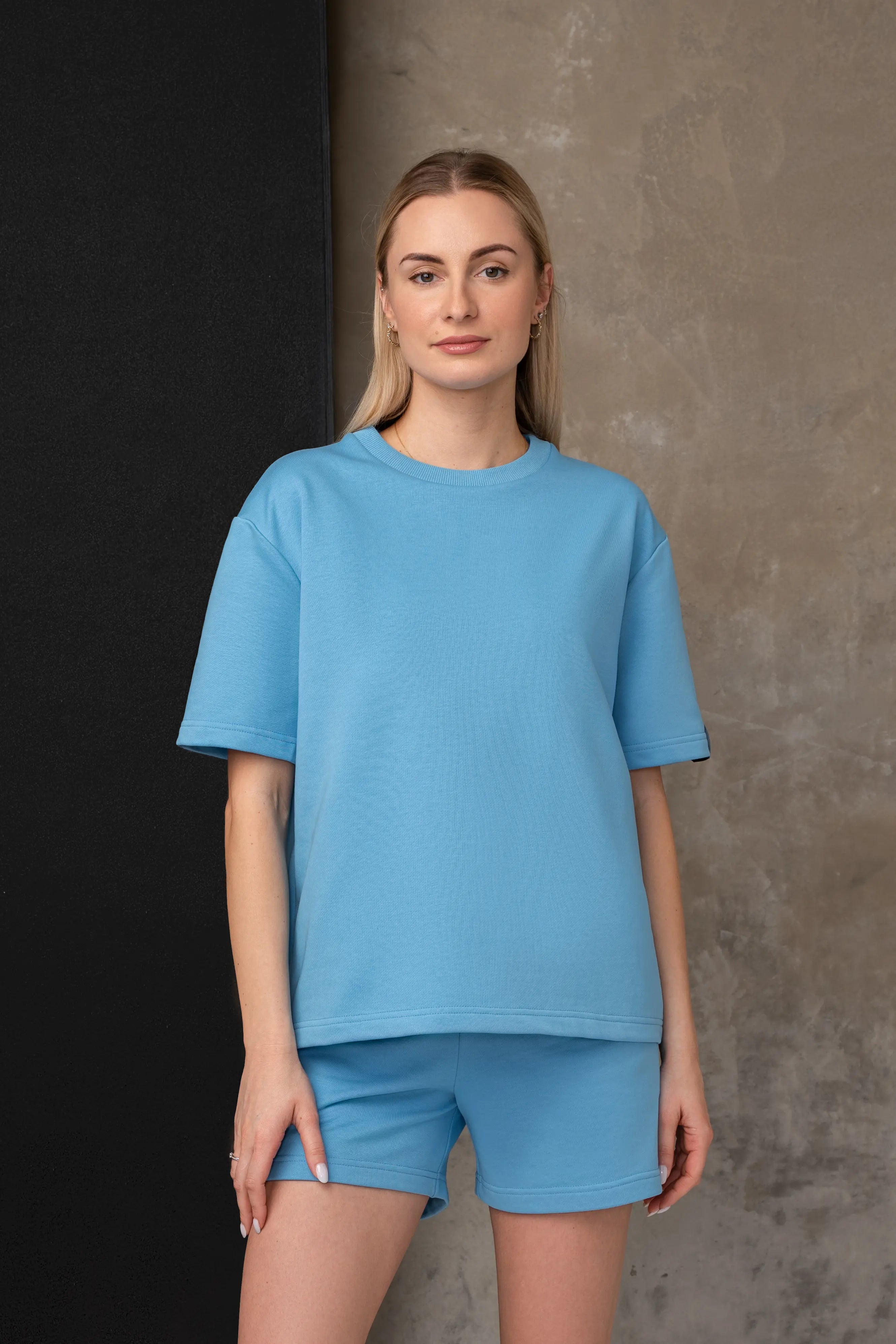 Ein hellblaues Damenkostüm mit Bluse und Shorts, Ansicht von vorne