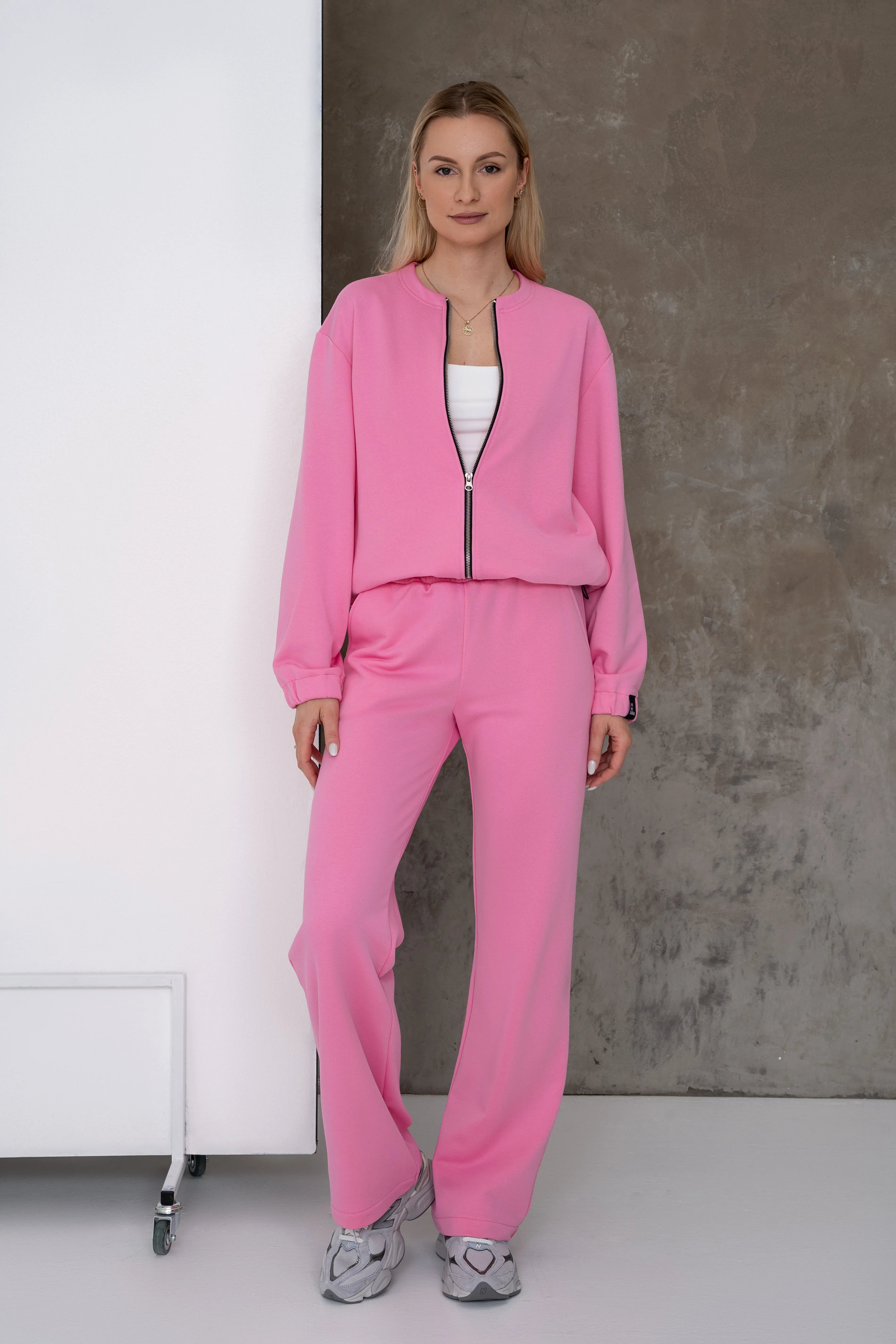 Rožinis moteriškas laisvalaikio džemperis be gobtuvo su metaliniu pilno ilgio užtrauktuku, apvalia apykakle, nuleistais pečiais ir juoda cutmyfashion etikete ant rankogalio