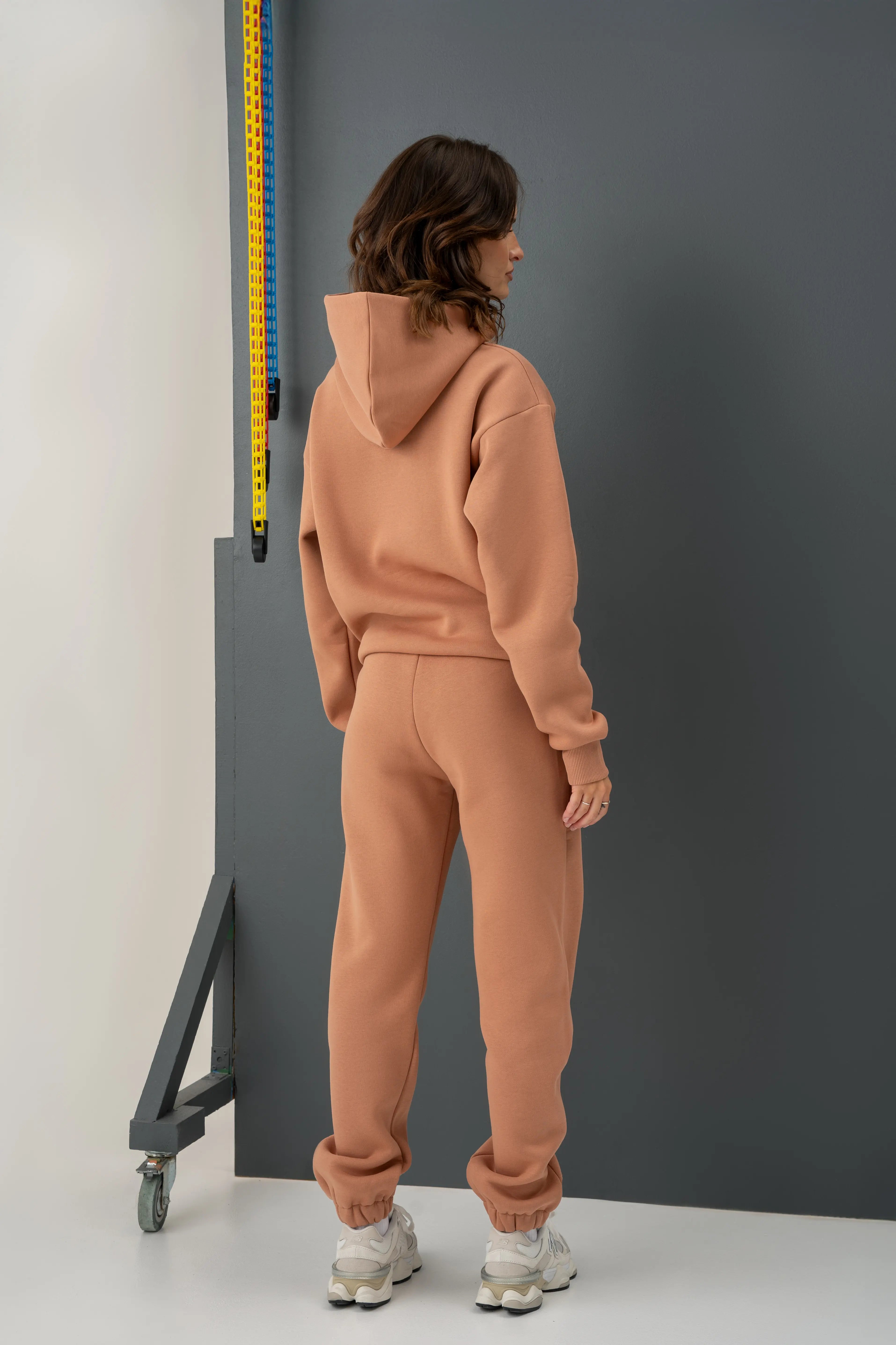 Moteriškas laisvalaikio treningas mocha mousse spalvos, pagamintas cutmyfashion siuvykloje Lietuvoje, puikiai tinka poilsiui ir kasdienai.