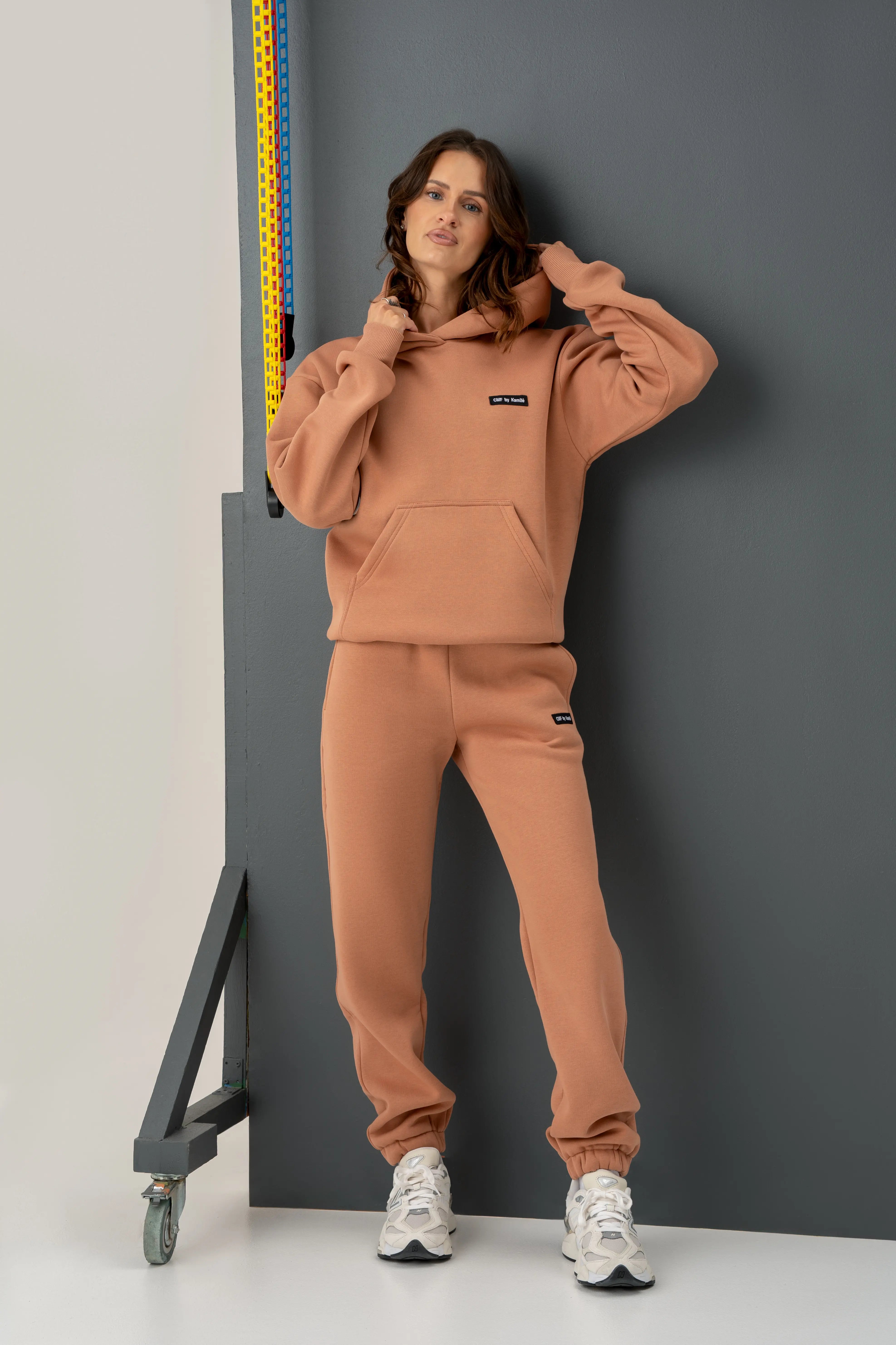 Modernus ir komfortiškas mocha mousse treningas iš cutmyfashion, puikiai tinkantis dėvėti kasdien ar atostogaujant.
