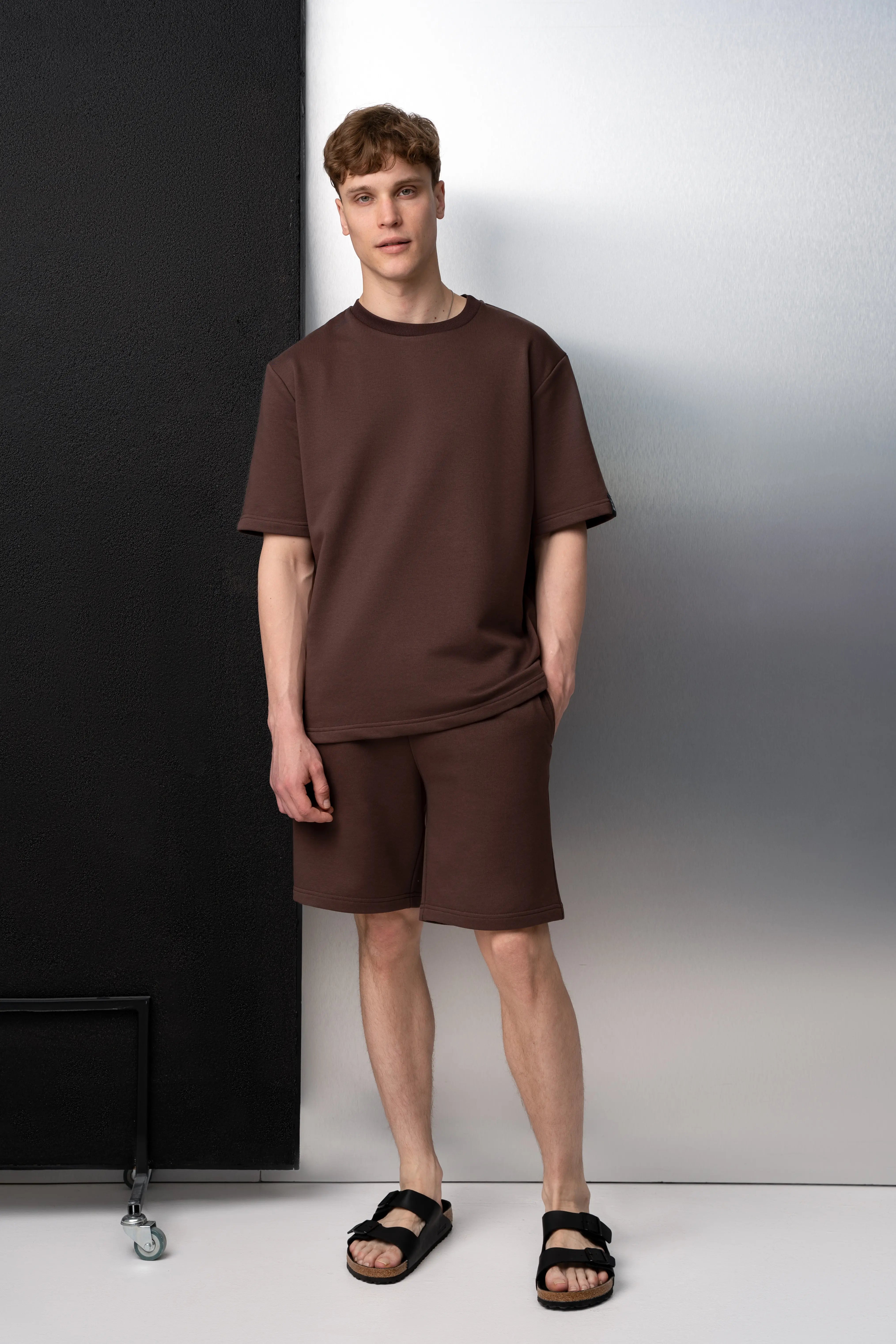Brauner Herrenanzug aus flauschfreiem Stoff mit Oversize-Hemd und Shorts mit Taschen