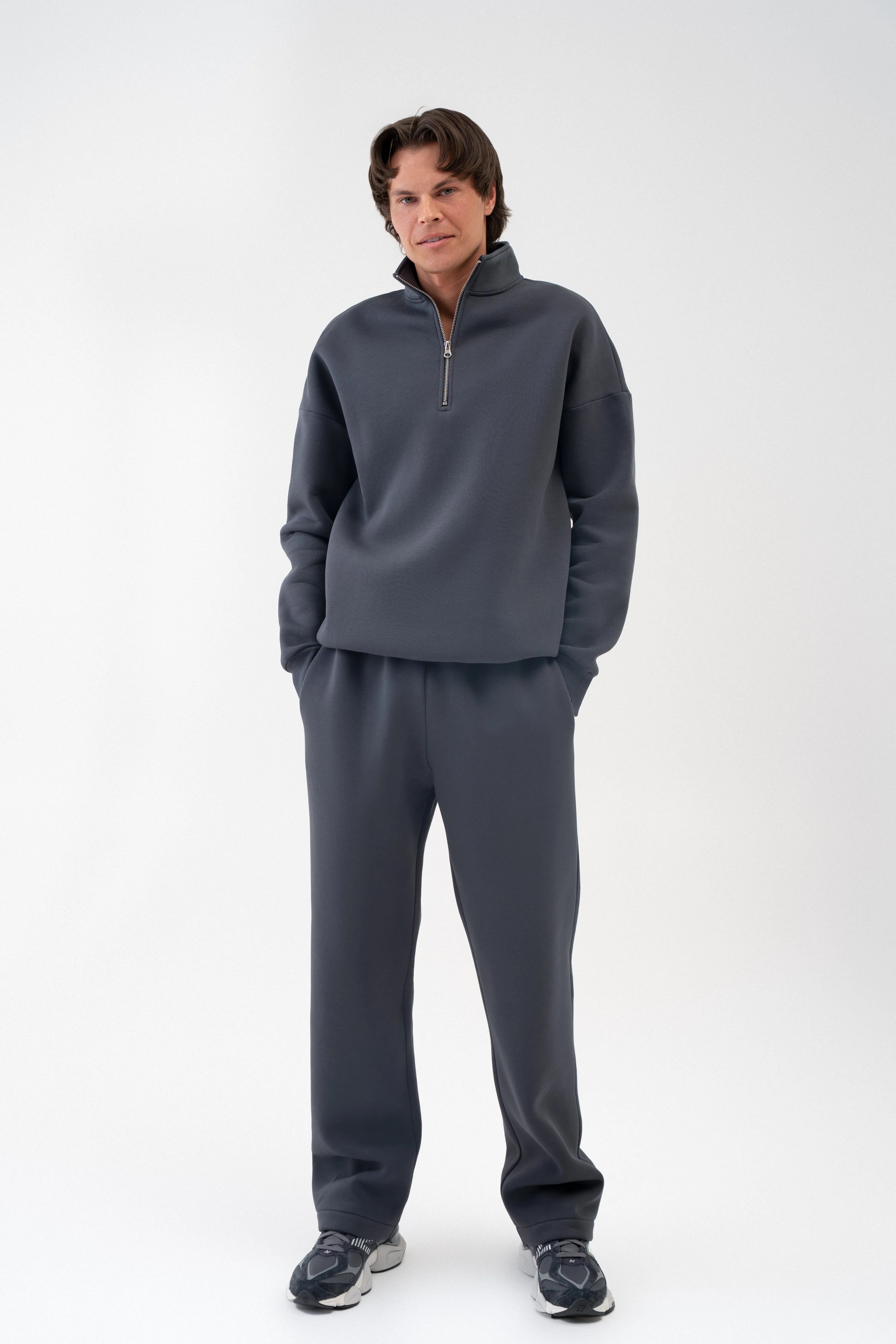 Vyriškas iron spalvos laisvalaikio kostiumėlis su aukšta apykakle ir tiesiomis kelnėmis, vaizdas iš priekio