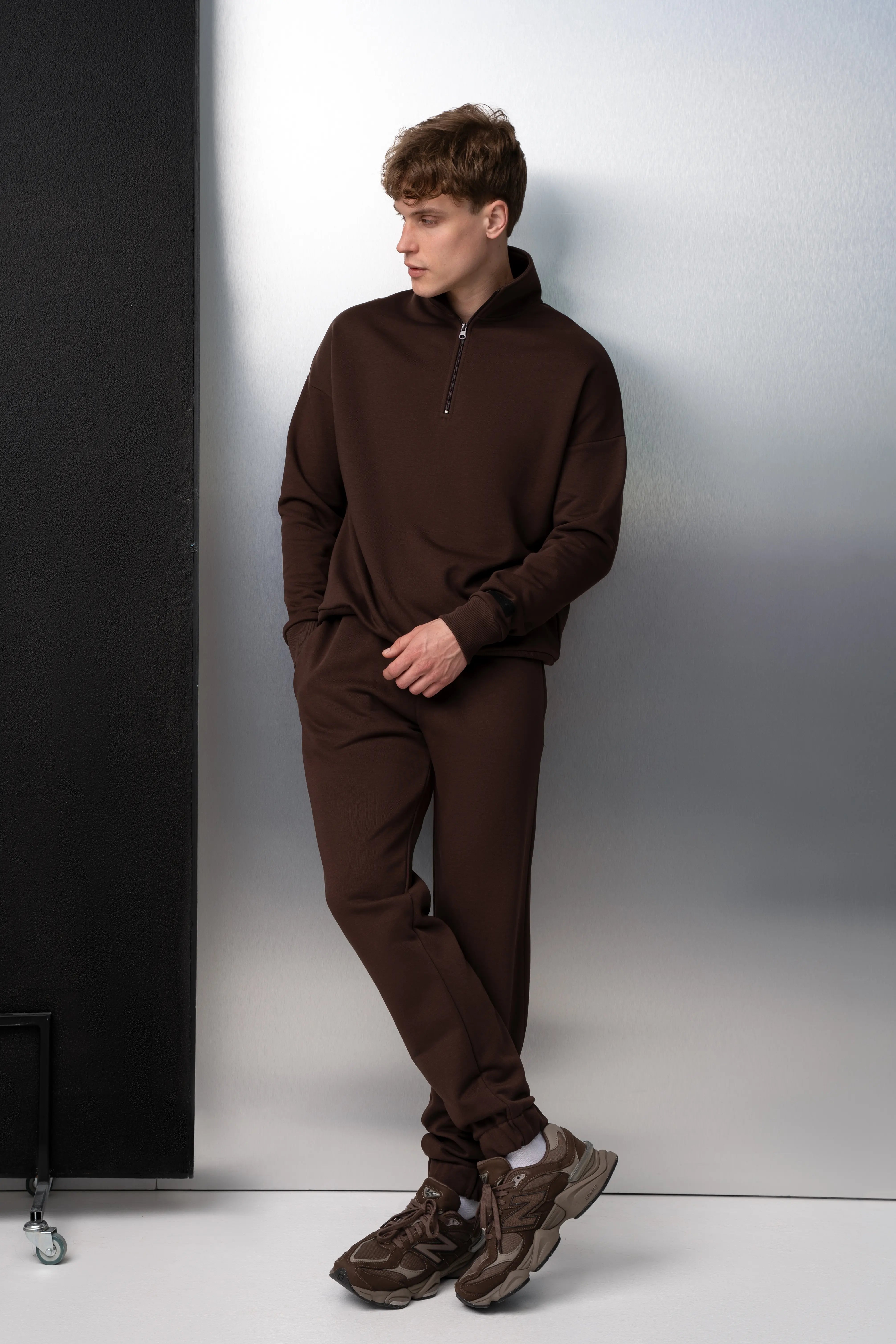 Braunes Herren-Trainingsset ohne Fleece, mit hohem Kragen, halbem Reißverschluss und Taschen
