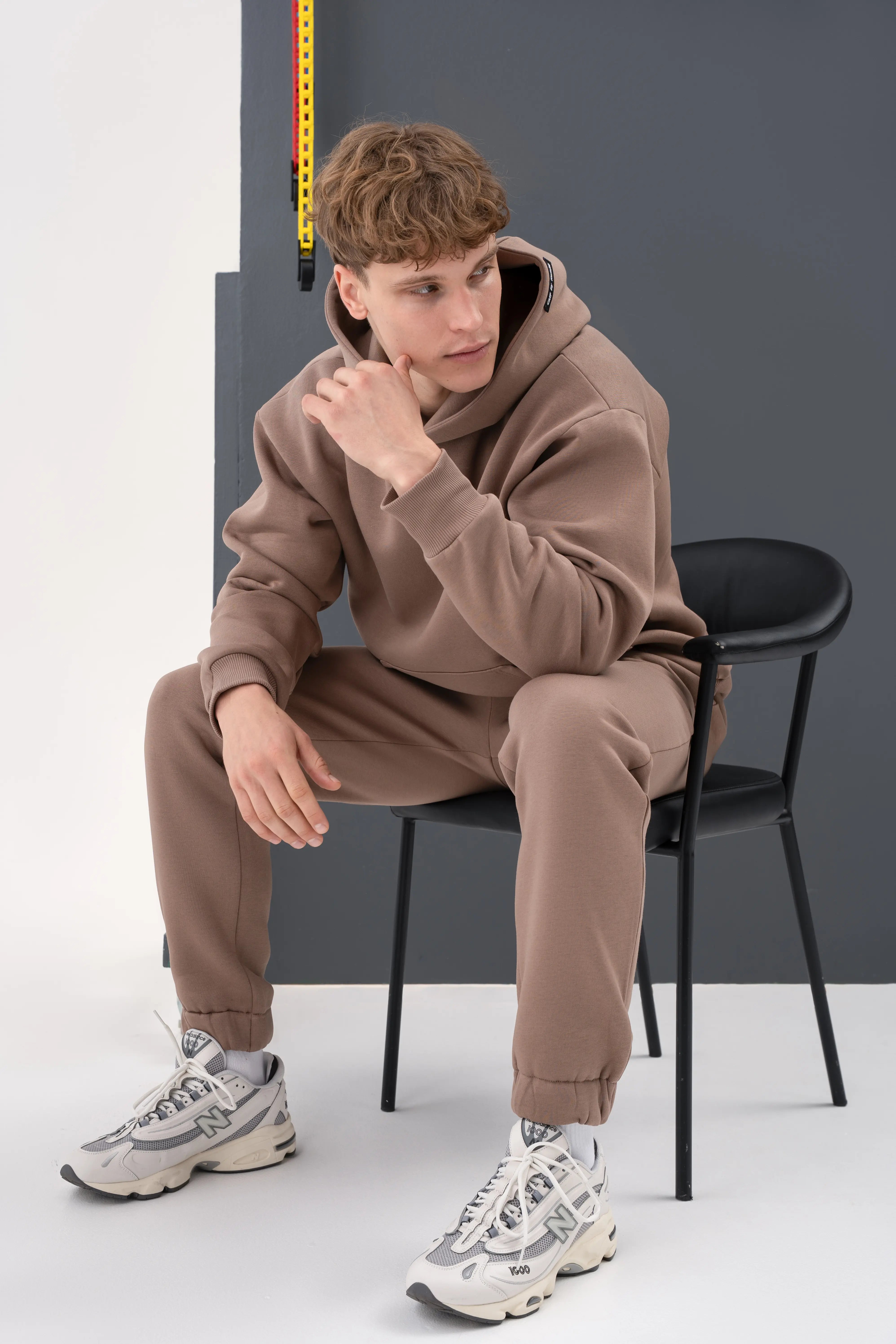 Vyriškas latte atspalvio cutmyfashion treningas, sukurtas kasdieniam dėvėjimui ir jaukiam poilsiui.