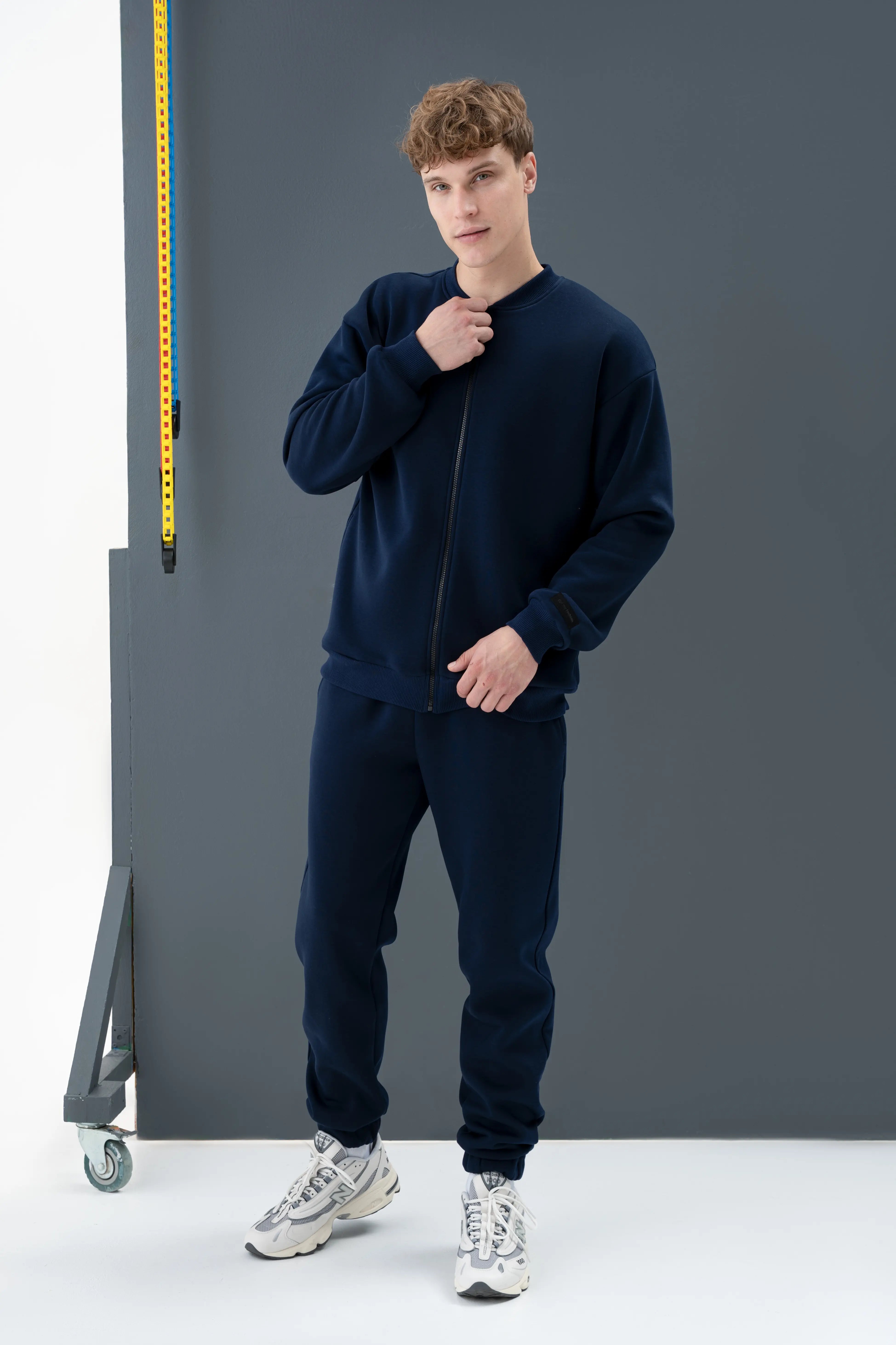 Tamsiai mėlynas vyriškas laisvalaikio treningas „Joris“, sukurtas cutmyfashion siuvykloje Lietuvoje, puikiai tinkantis kasdienai.