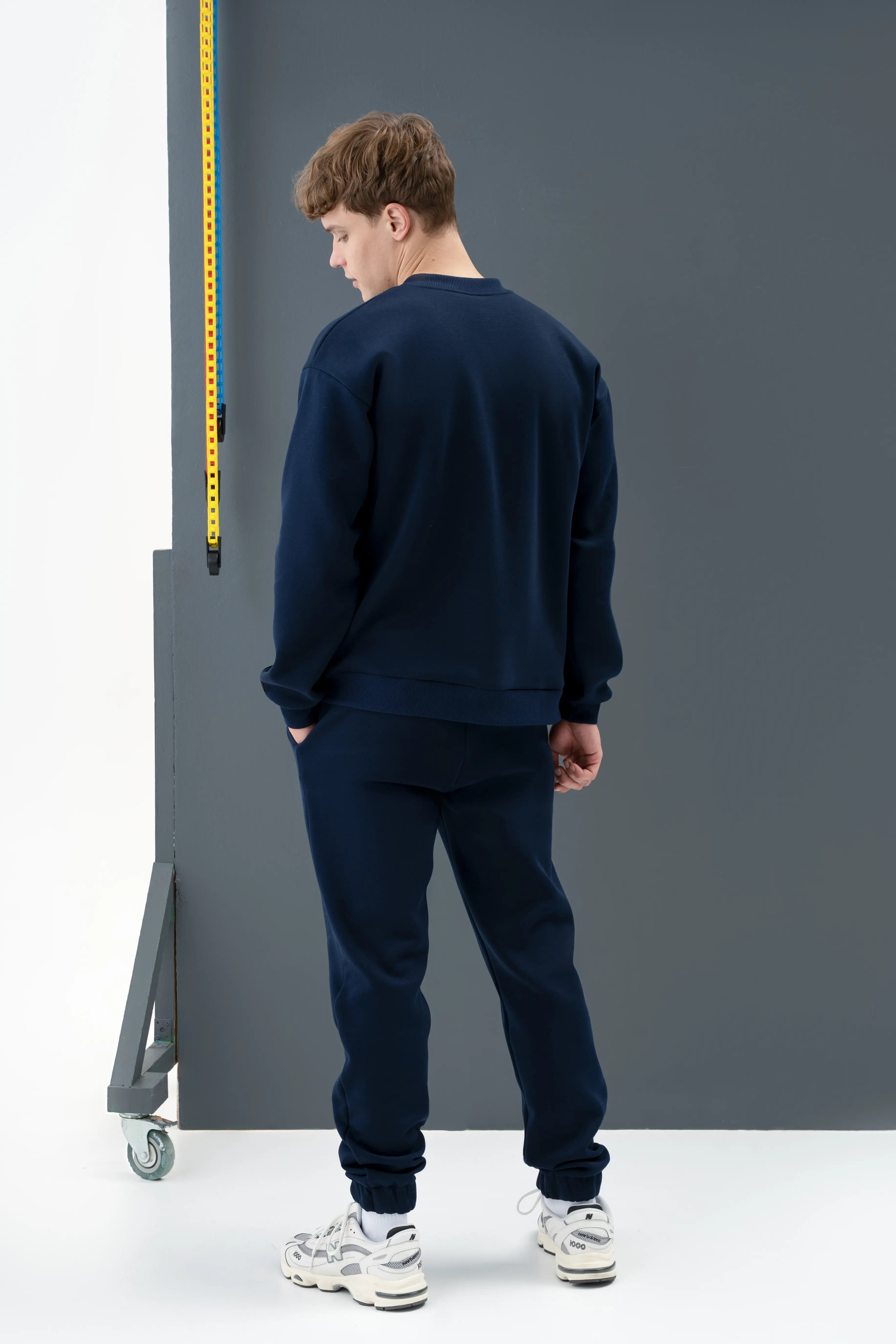 Minimalistinio dizaino tamsiai mėlynas laisvalaikio treningas, sukurtas cutmyfashion, patogus dėvėti kelionėse ar namuose.