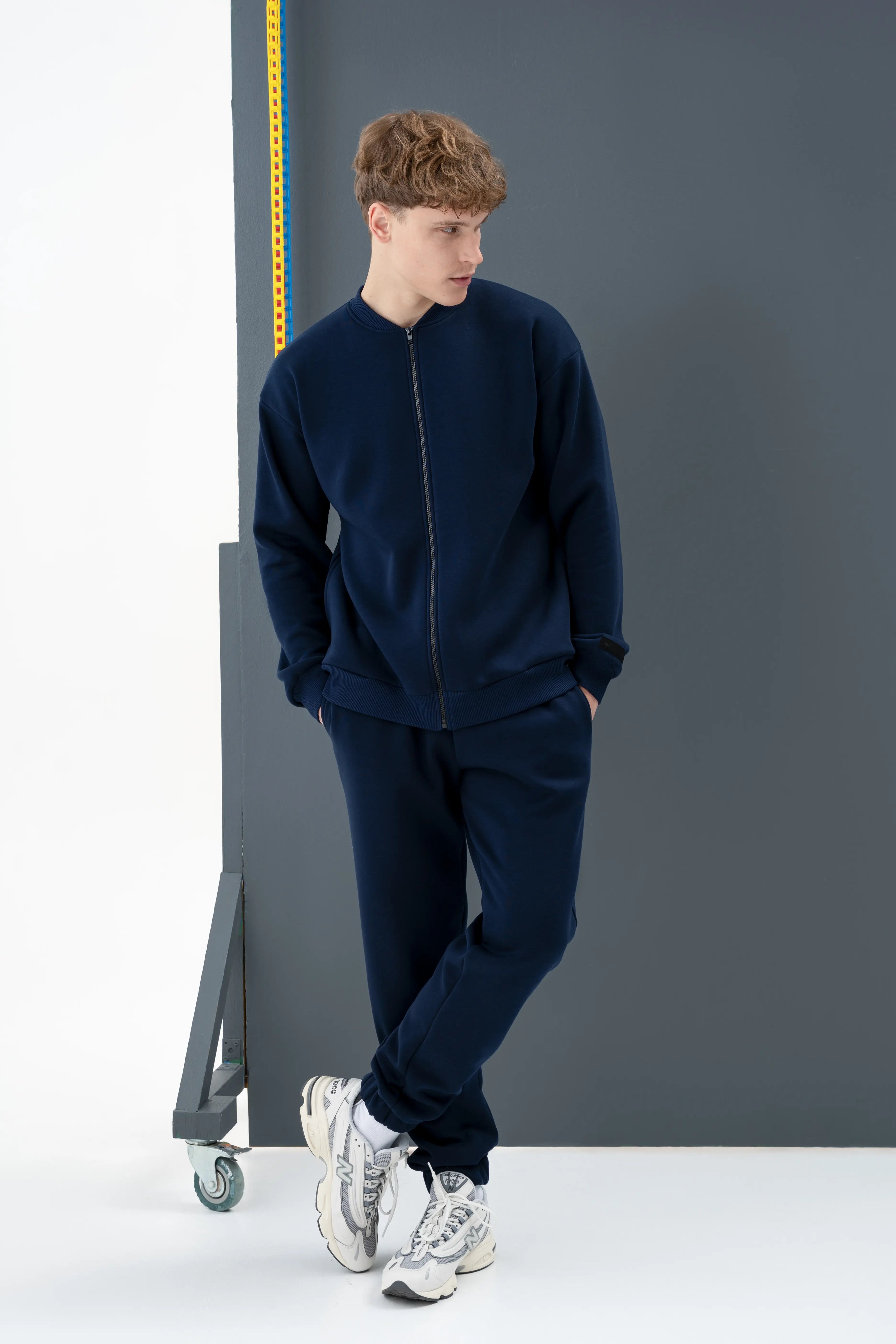 Tamsiai mėlynas cutmyfashion treningas vyrui, patogus ir kokybiškas derinys ramiam ar aktyviam poilsiui.
