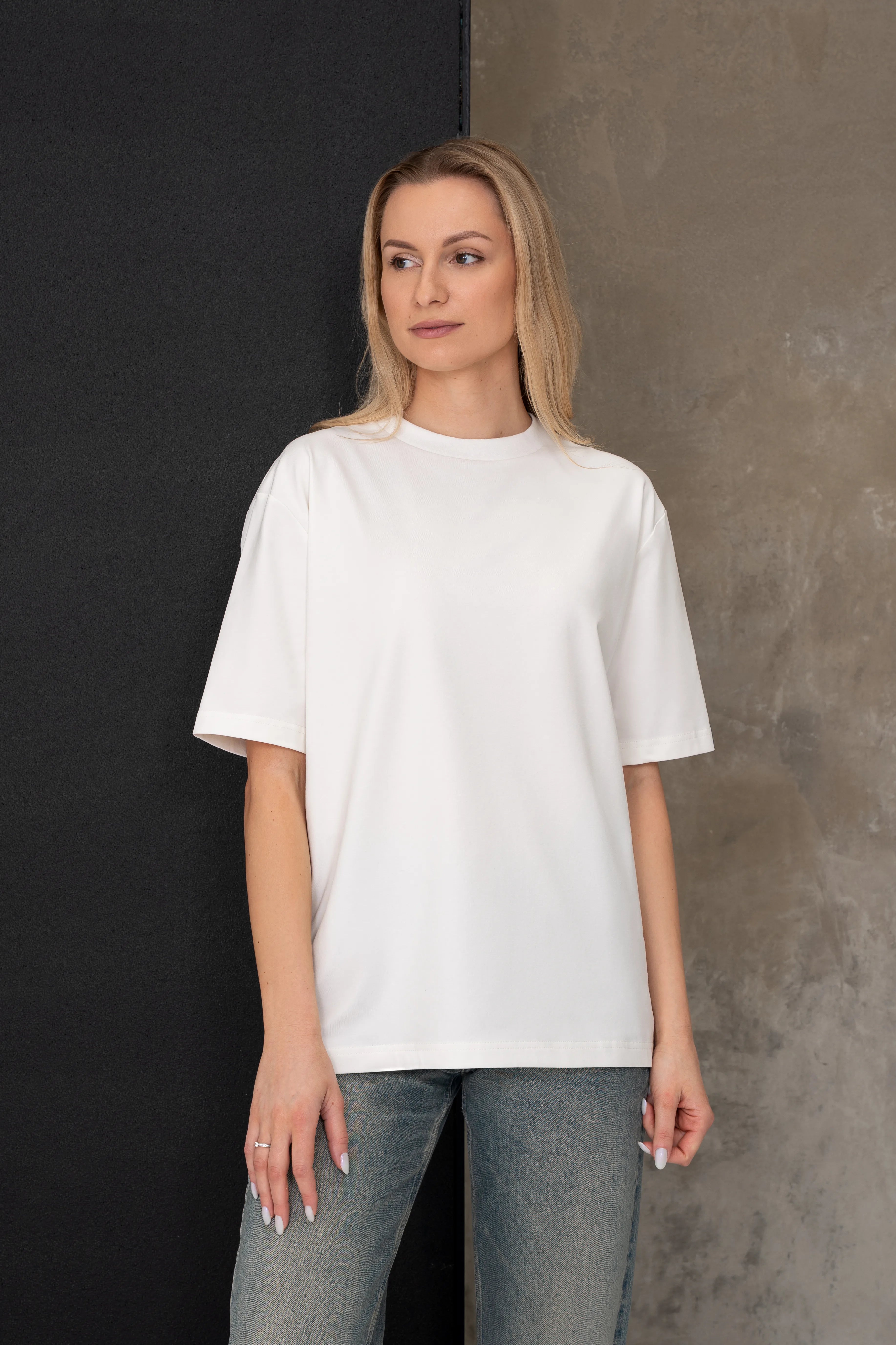 Milchweißes Freizeit-T-Shirt für Damen, vorne im Oversize-Schnitt