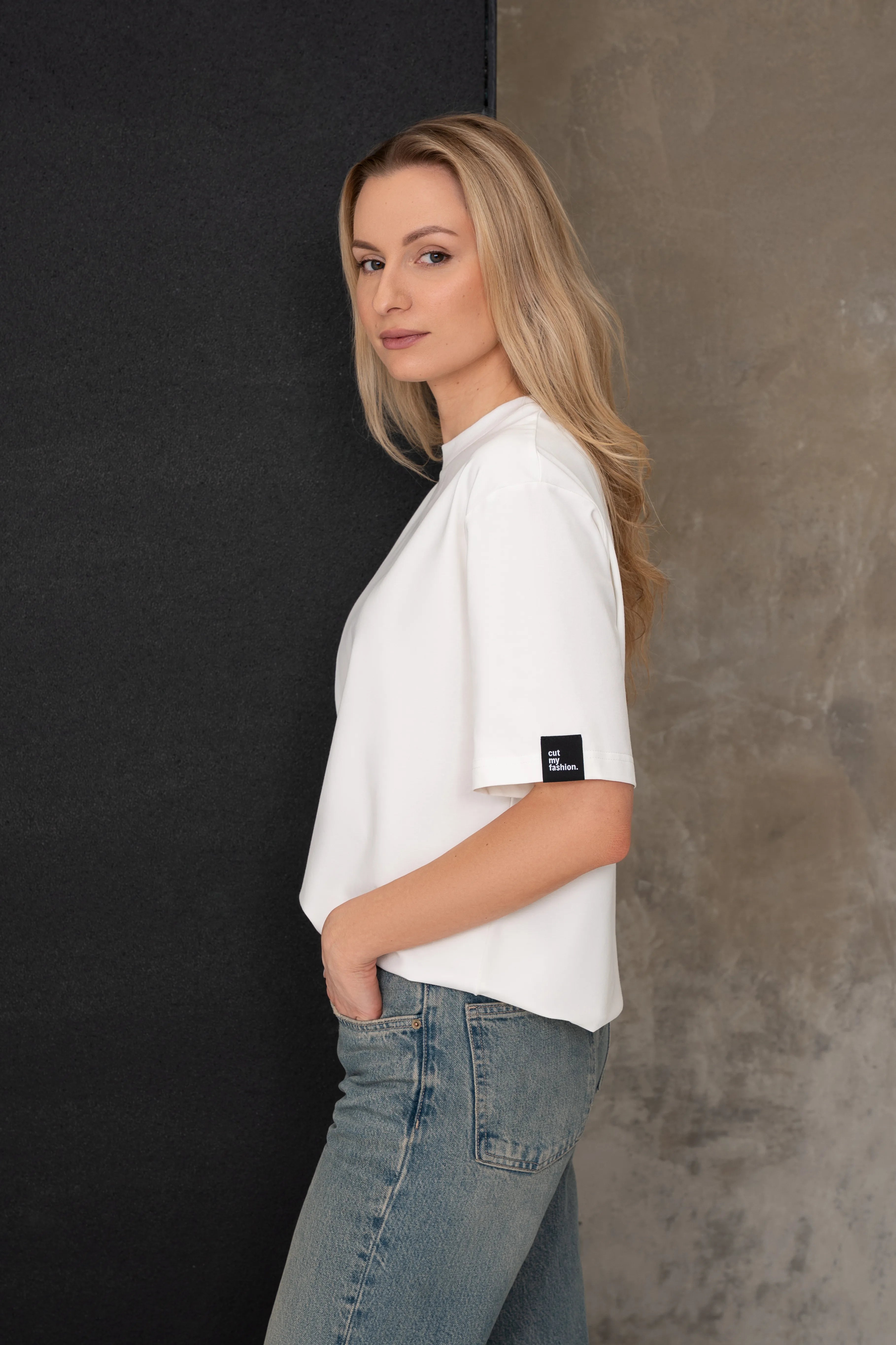 Oversize-T-Shirt aus Baumwolle für Damen in milchweißer Farbe, Seitenansicht mit Etikett