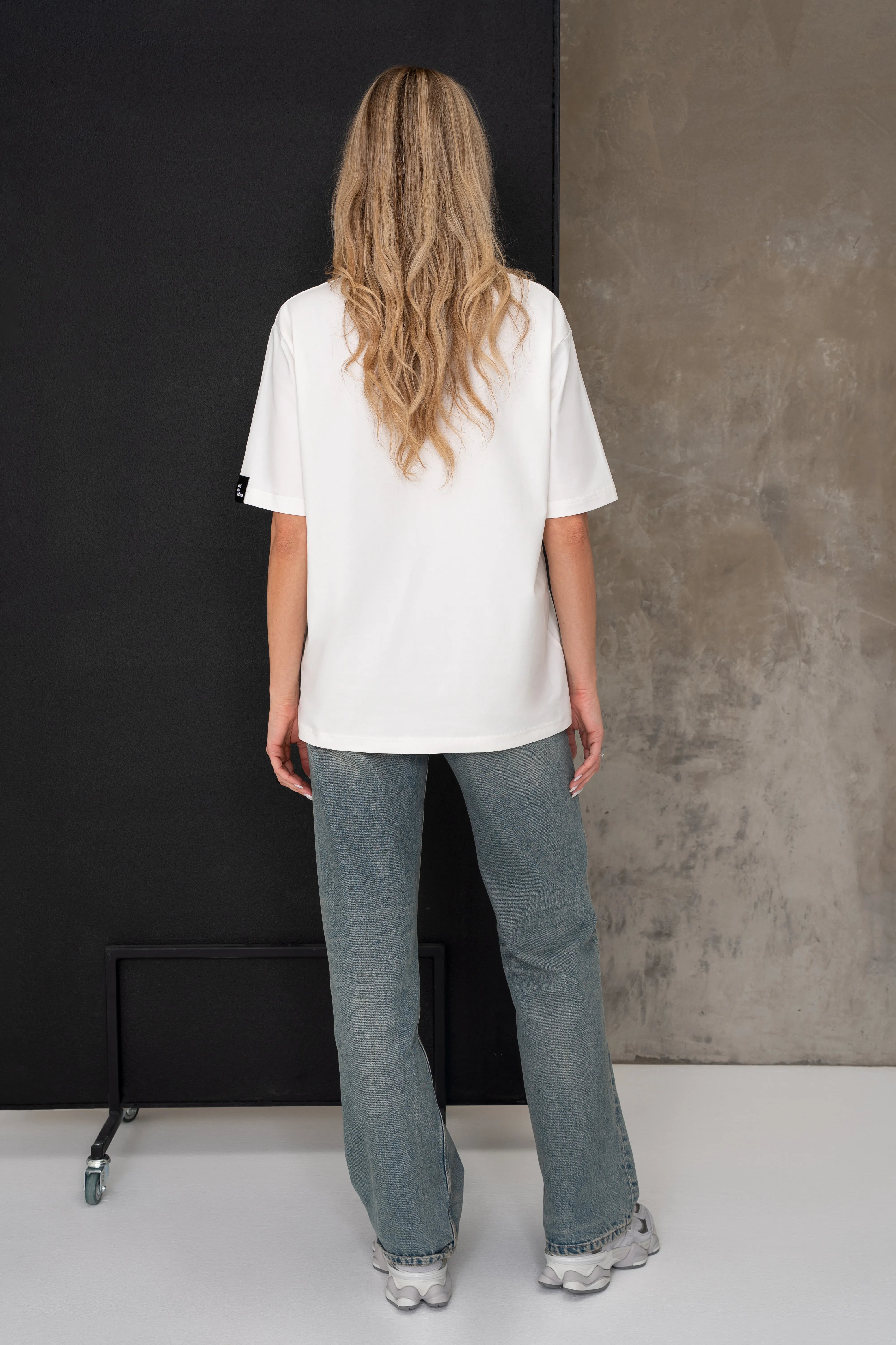 Milchweißes Baumwoll-T-Shirt für Damen, Oversize-Schnitt, Gesamtansicht von hinten
