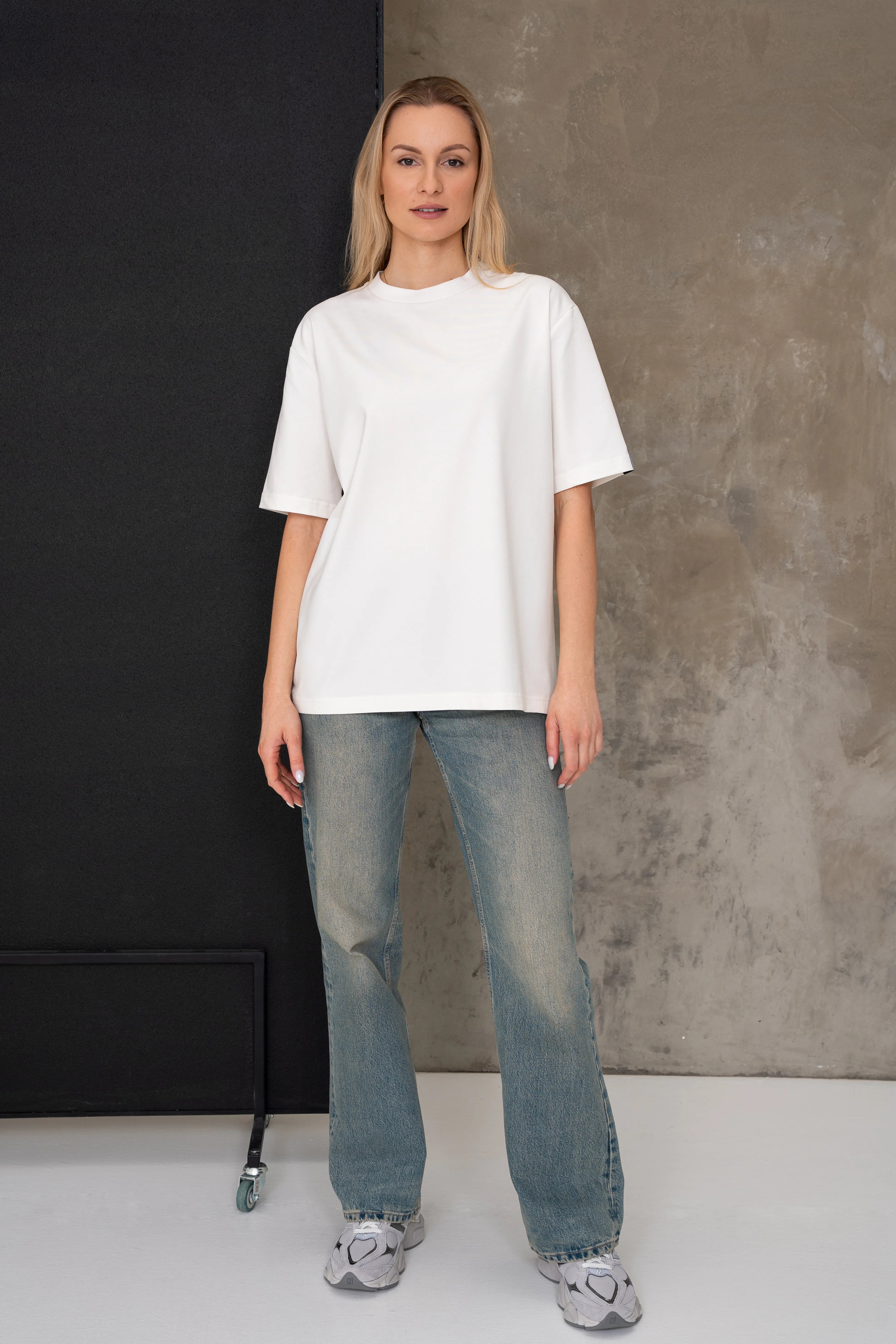 Milchweißes Oversize-T-Shirt für Damen aus Baumwollstoff, Gesamtansicht von vorne