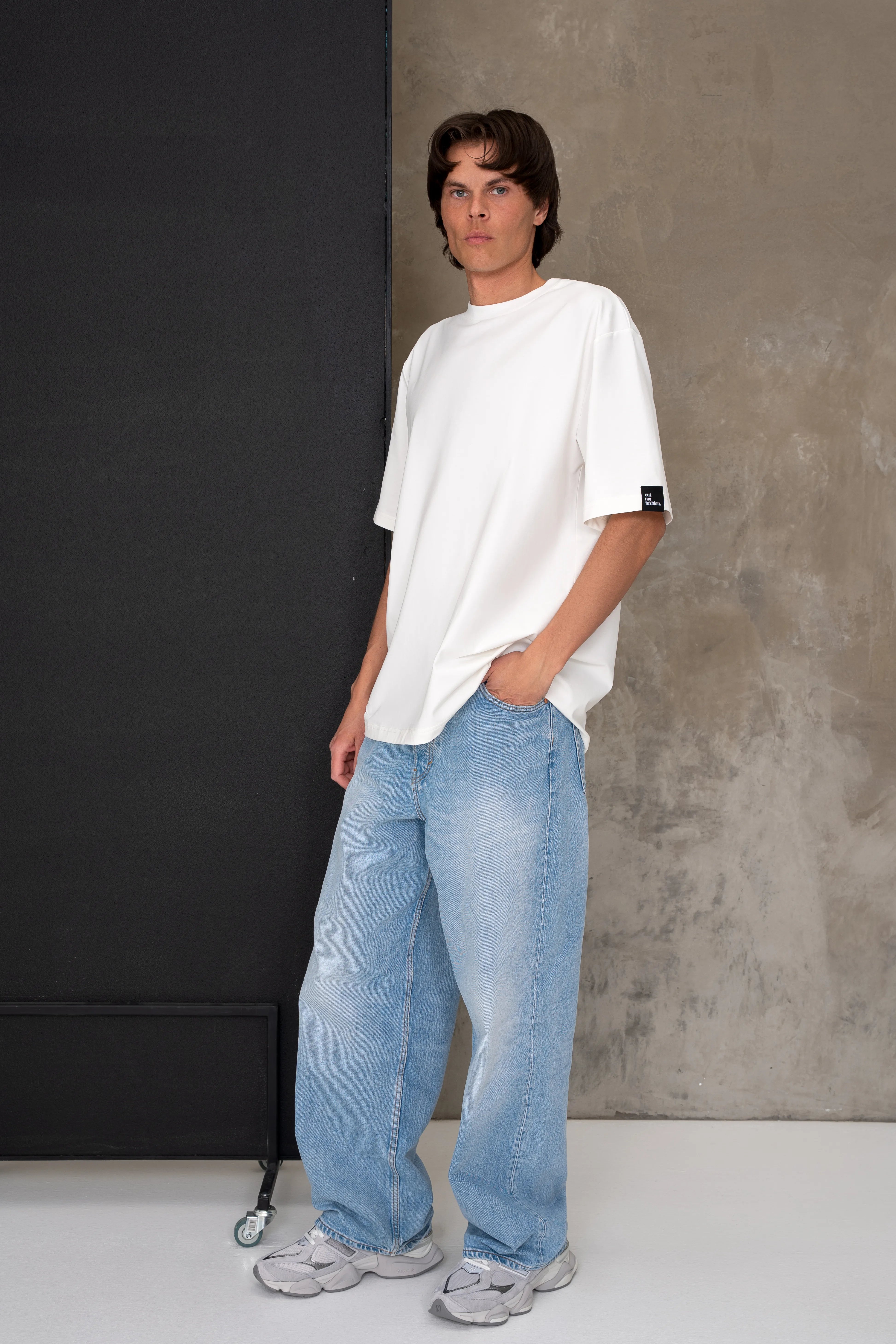 Balti vyriški oversized marškinėliai trumpomis rankovėmis ir apvalia kaklo iškirpte