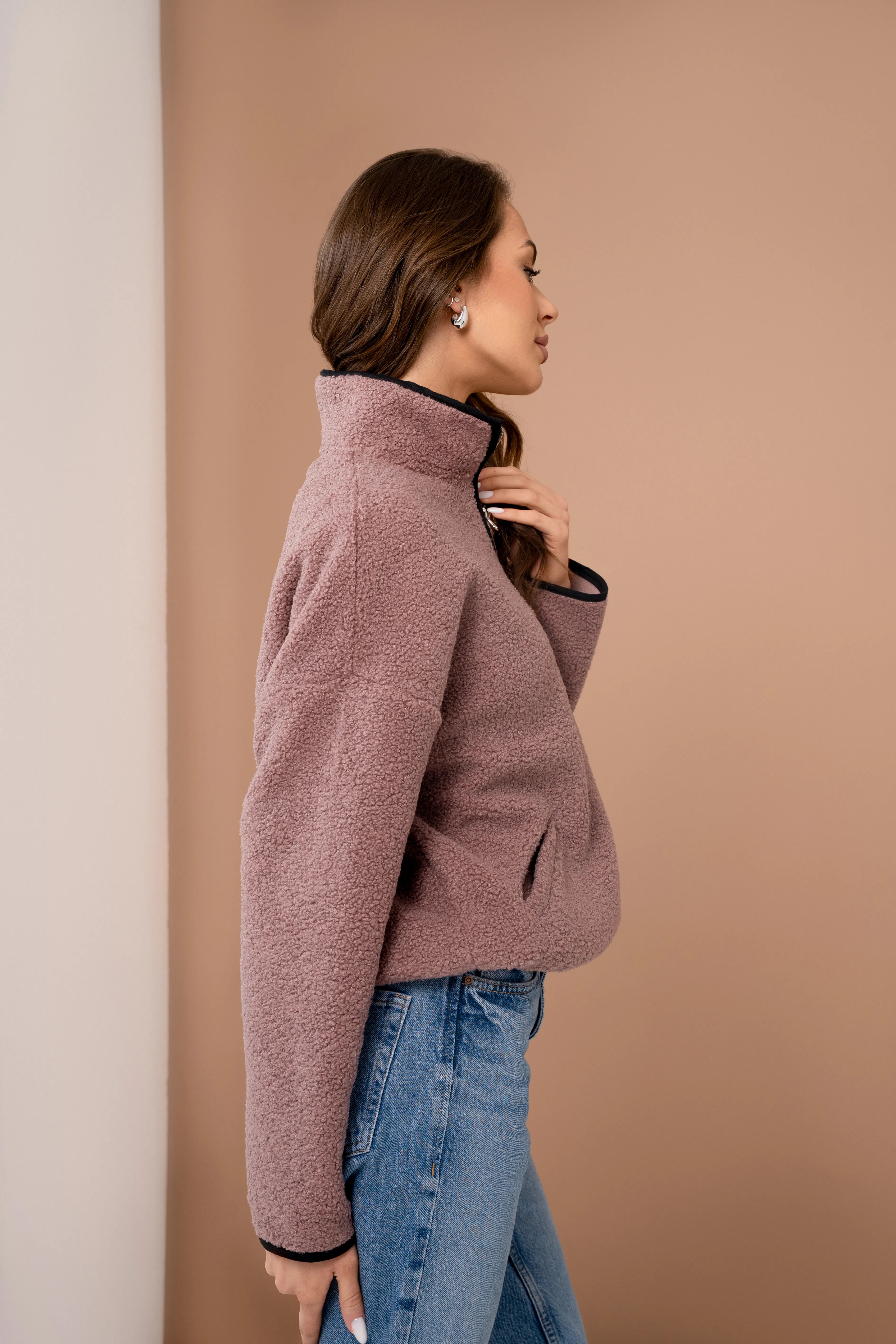 Rosa Damen-Teddy-Pullover mit kurzem Reißverschluss, Stehkragen, langen Ärmeln und Seitenansicht
