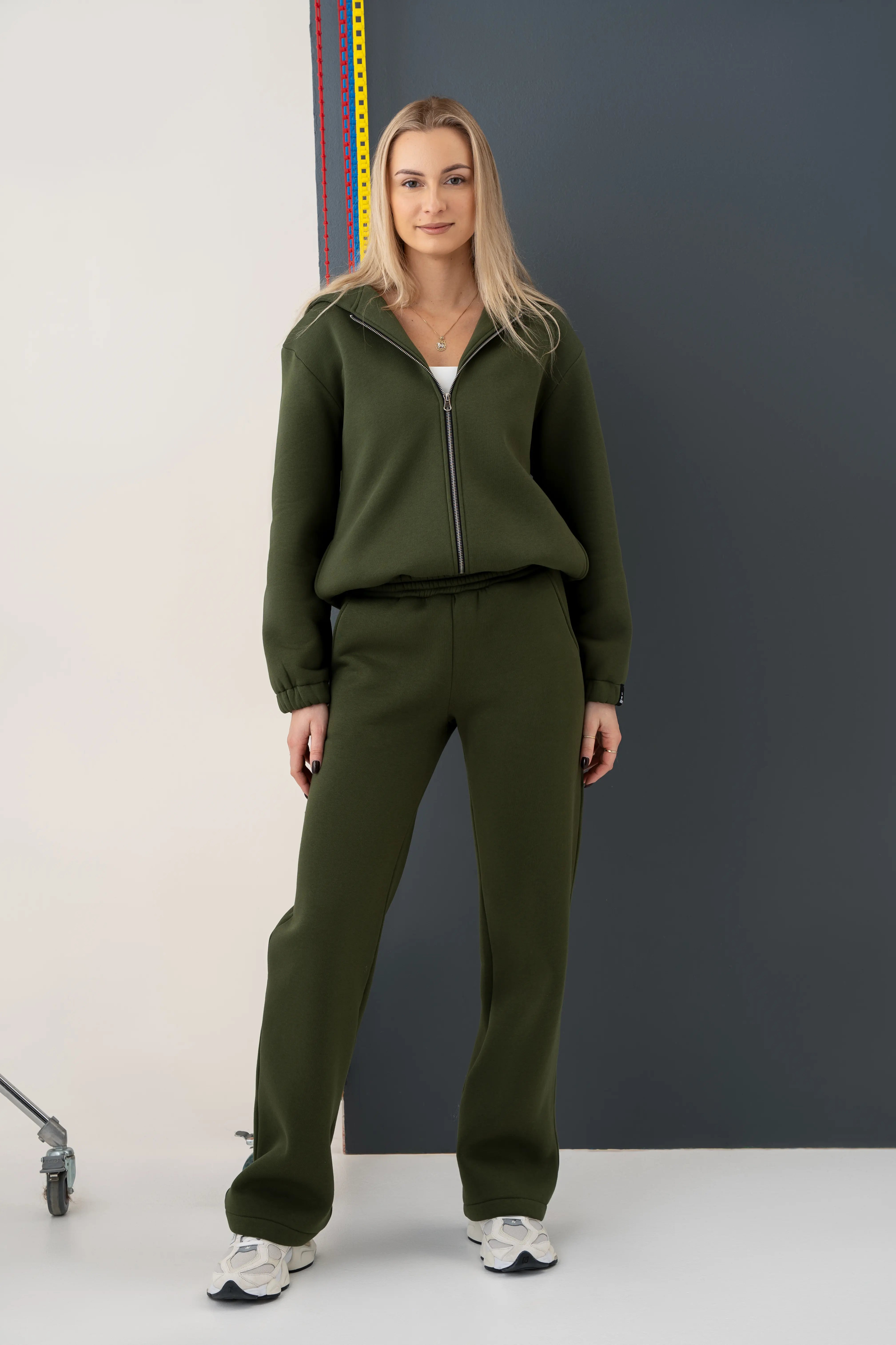 Žalios spalvos moteriškas laisvalaikio treningas su kapišonu, metaliniu pilno ilgio užtrauktuku ir tiesiomis kelnėmis