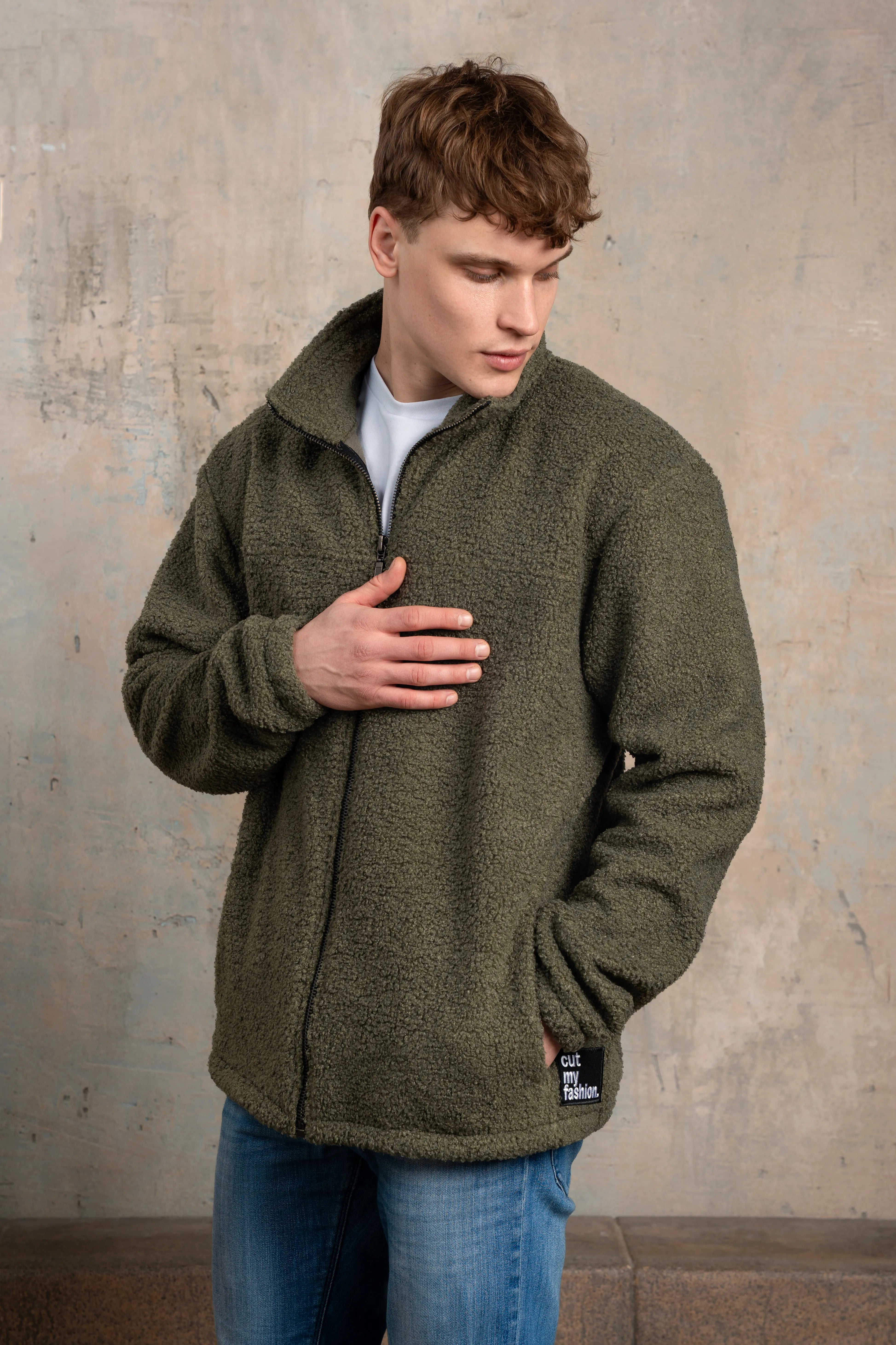 Chaki spalvos vyriškas džemperis su pilno ilgio užtrauktuku, stačia apykakle, kišenėmis ir vaizdu iš šono