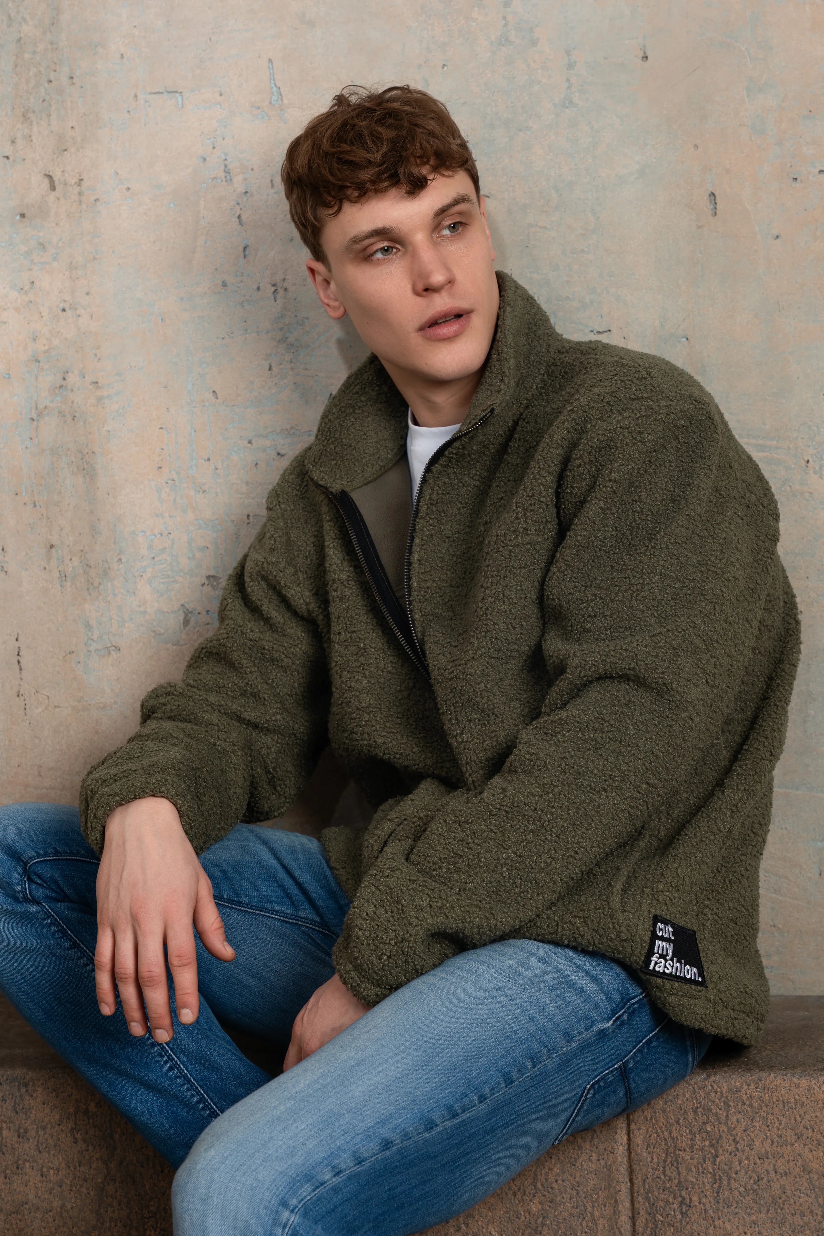 Chaki spalvos vyriškas džemperis iš flisinio audinio su pilno ilgio užtrauktuku ir vaizdu iš šono