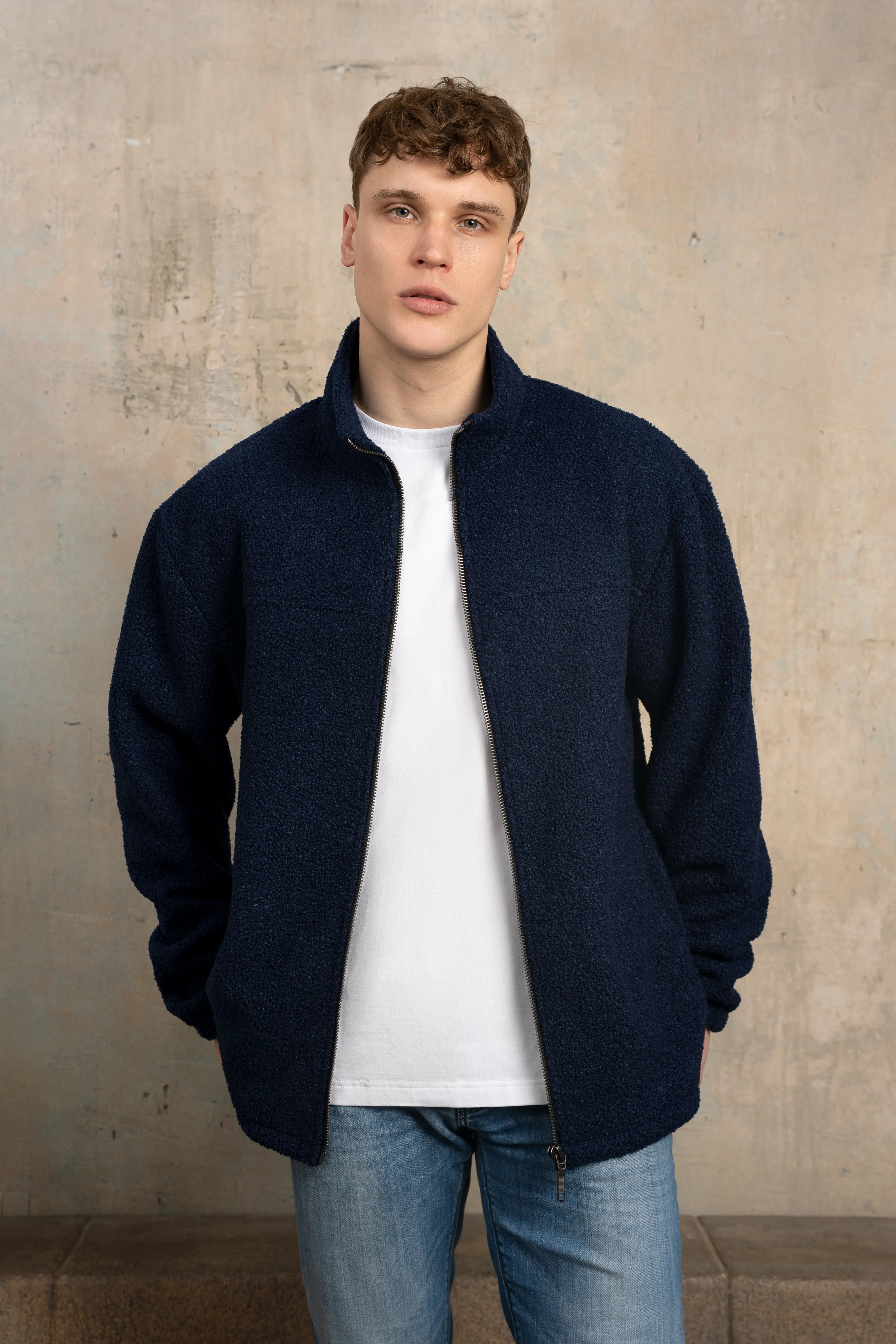 Dunkelblauer Herrenpullover mit durchgehendem Reißverschluss, Stehkragen, langen Ärmeln und lockerer Passform