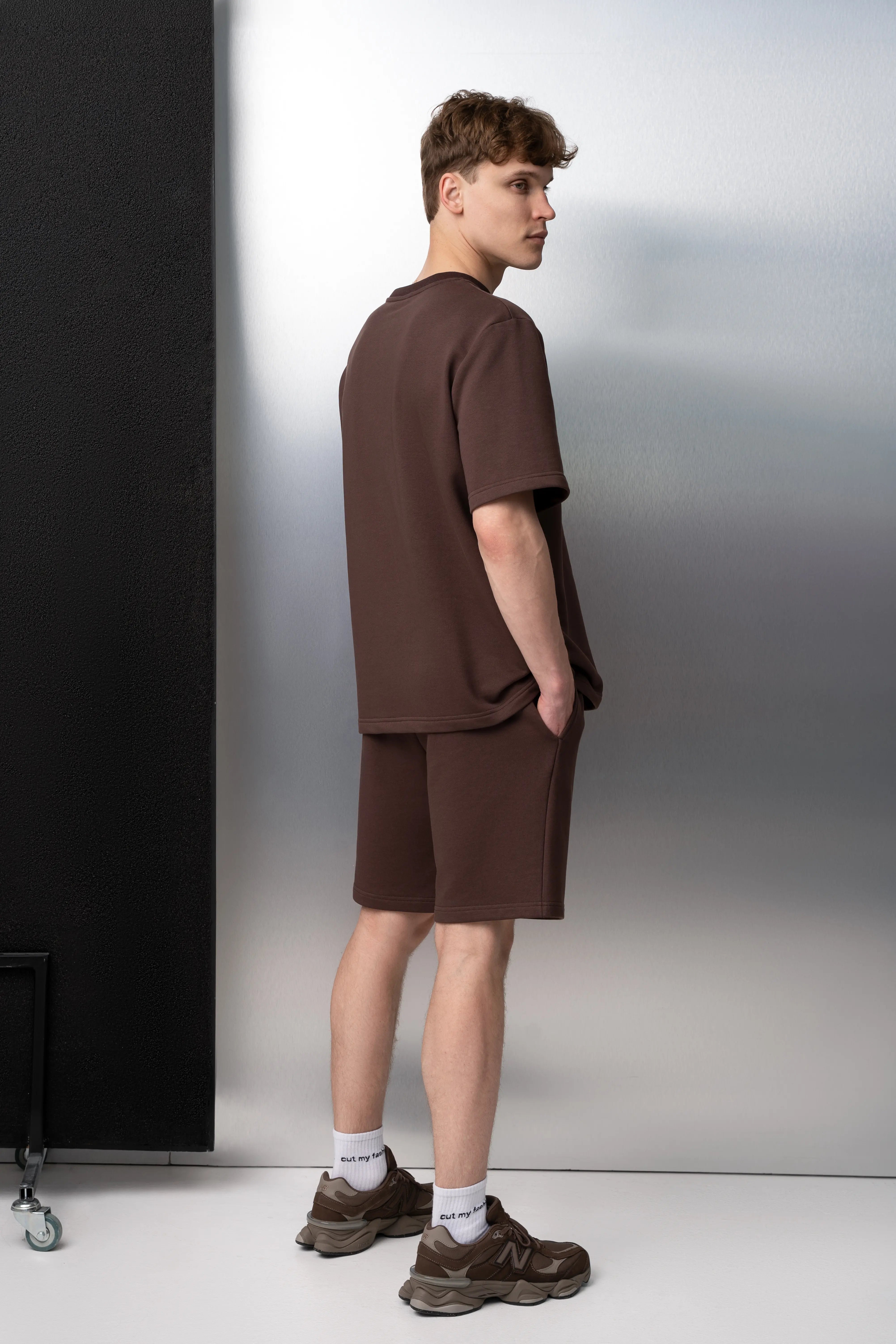 Braunes Sommer-Outfit für Herren aus flauschfreiem Stoff, bestehend aus einem lockeren T-Shirt und Shorts