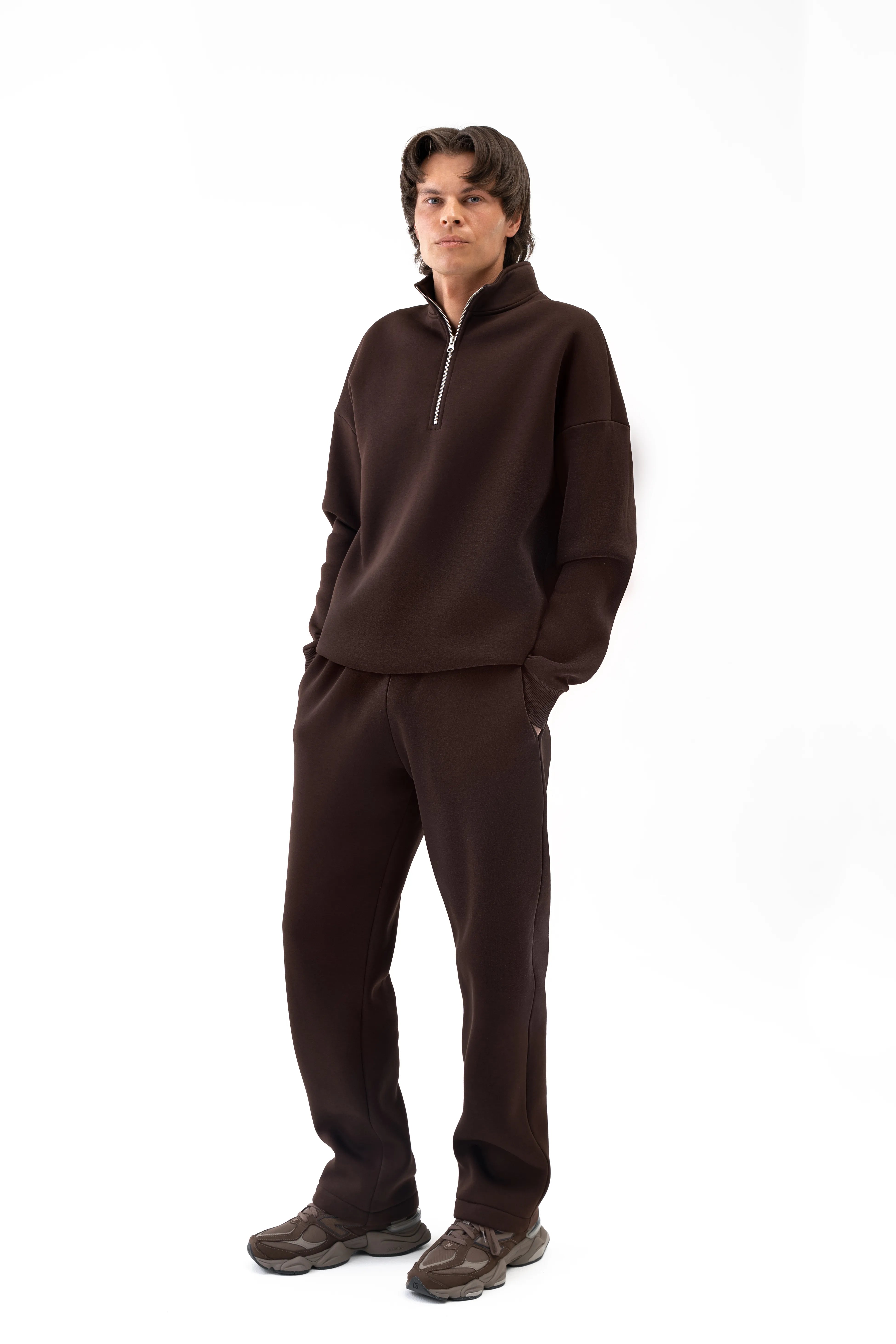 Vyriškas rudas laisvalaikio kostiumėlis su tiesiomis kelnėmis ir trumpu užtrauktuku, vaizdas iš šono