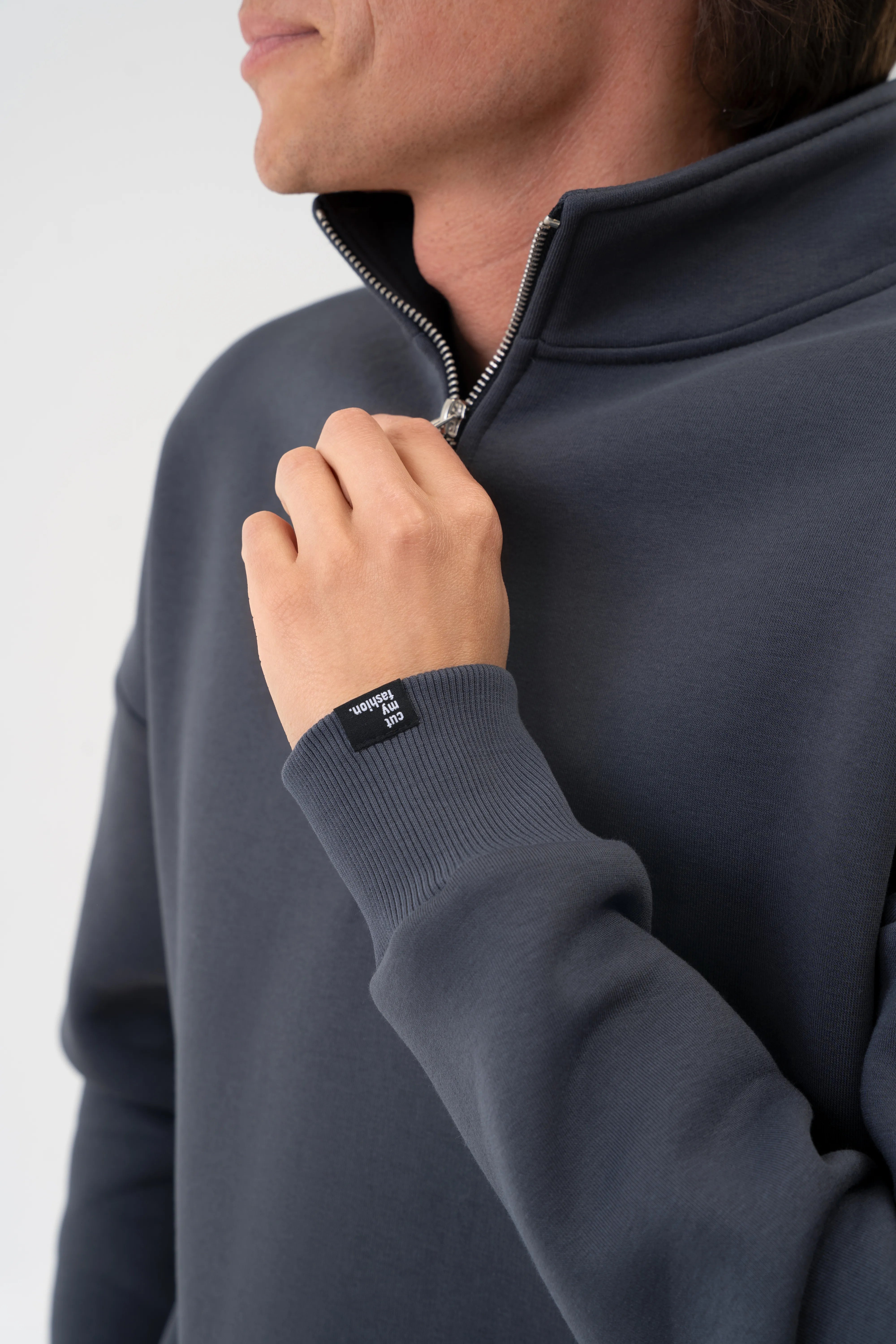 Vyriškas iron spalvos džemperis su aukšta apykakle ir metaliniu užtrauktuku, rankogalio detalė iš arti