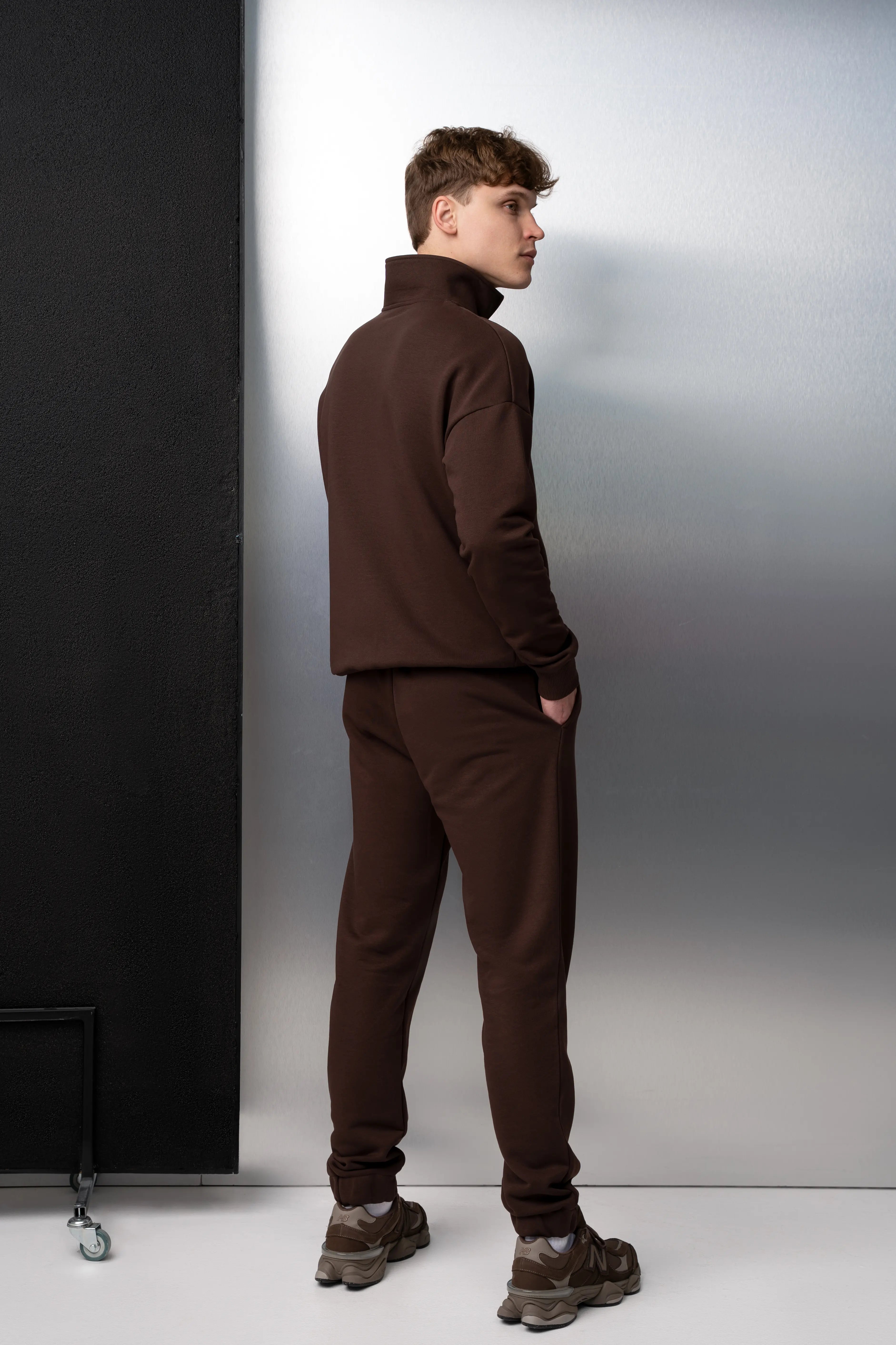 Braunes Freizeit-Set für Herren aus flauschfreiem Stoff, bestehend aus Pullover und Hose