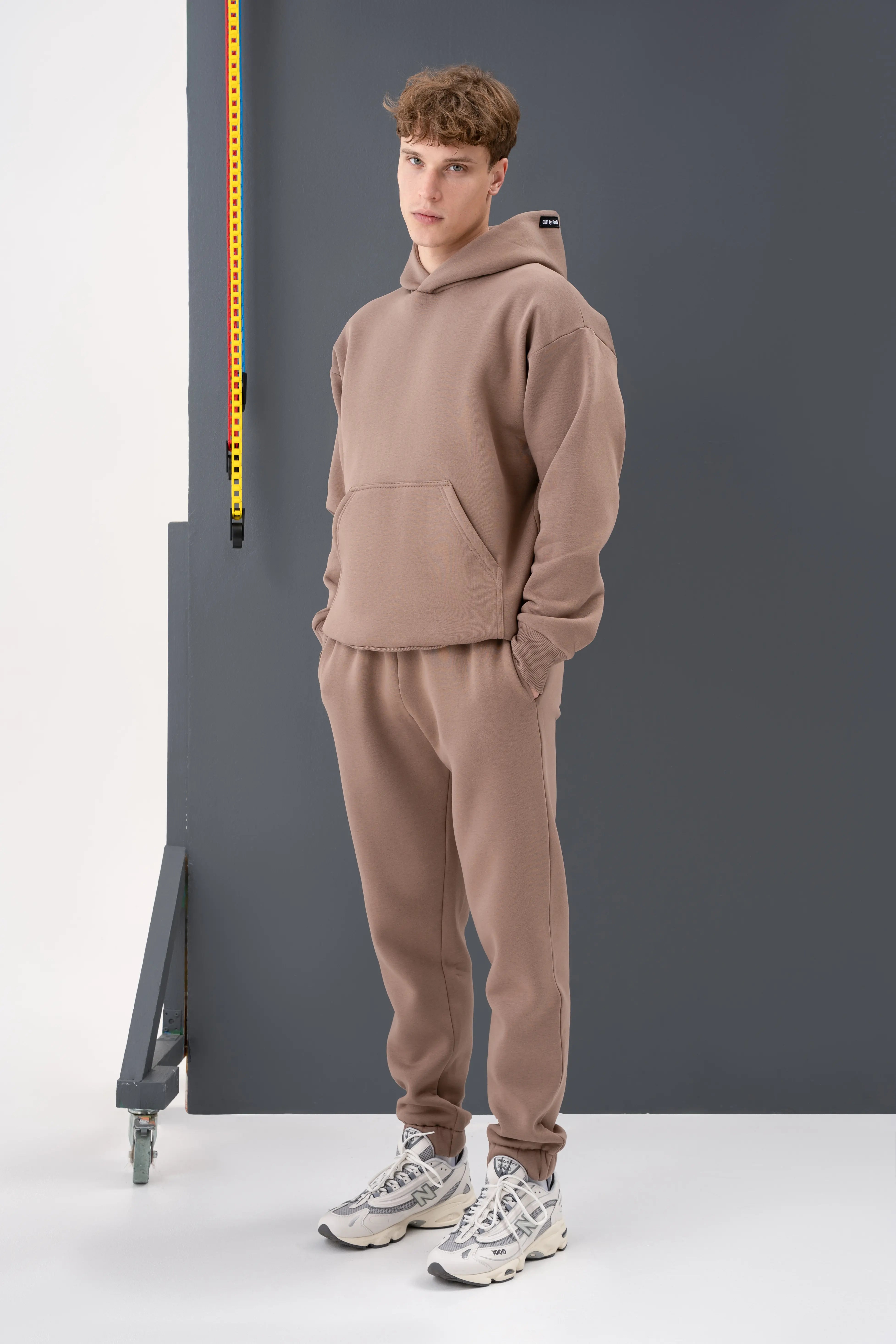 Šiltas ir stilingas latte atspalvio treningas vyrams, puikiai tinkantis poilsiui ar pasivaikščiojimams gamtoje.