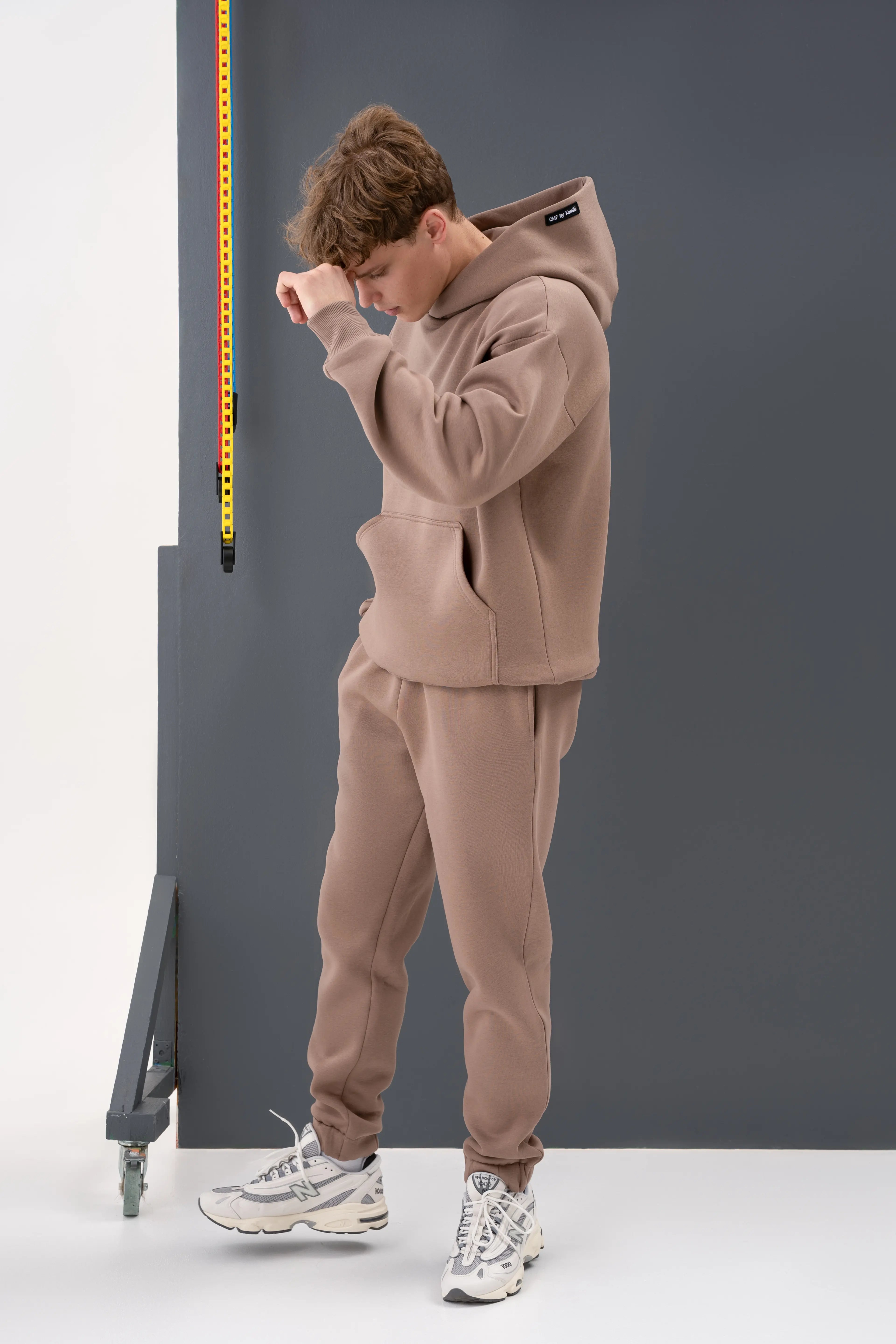 Patogus vyriškas laisvalaikio treningas latte spalvos, pagamintas Lietuvoje mūsų cutmyfashion siuvykloje.