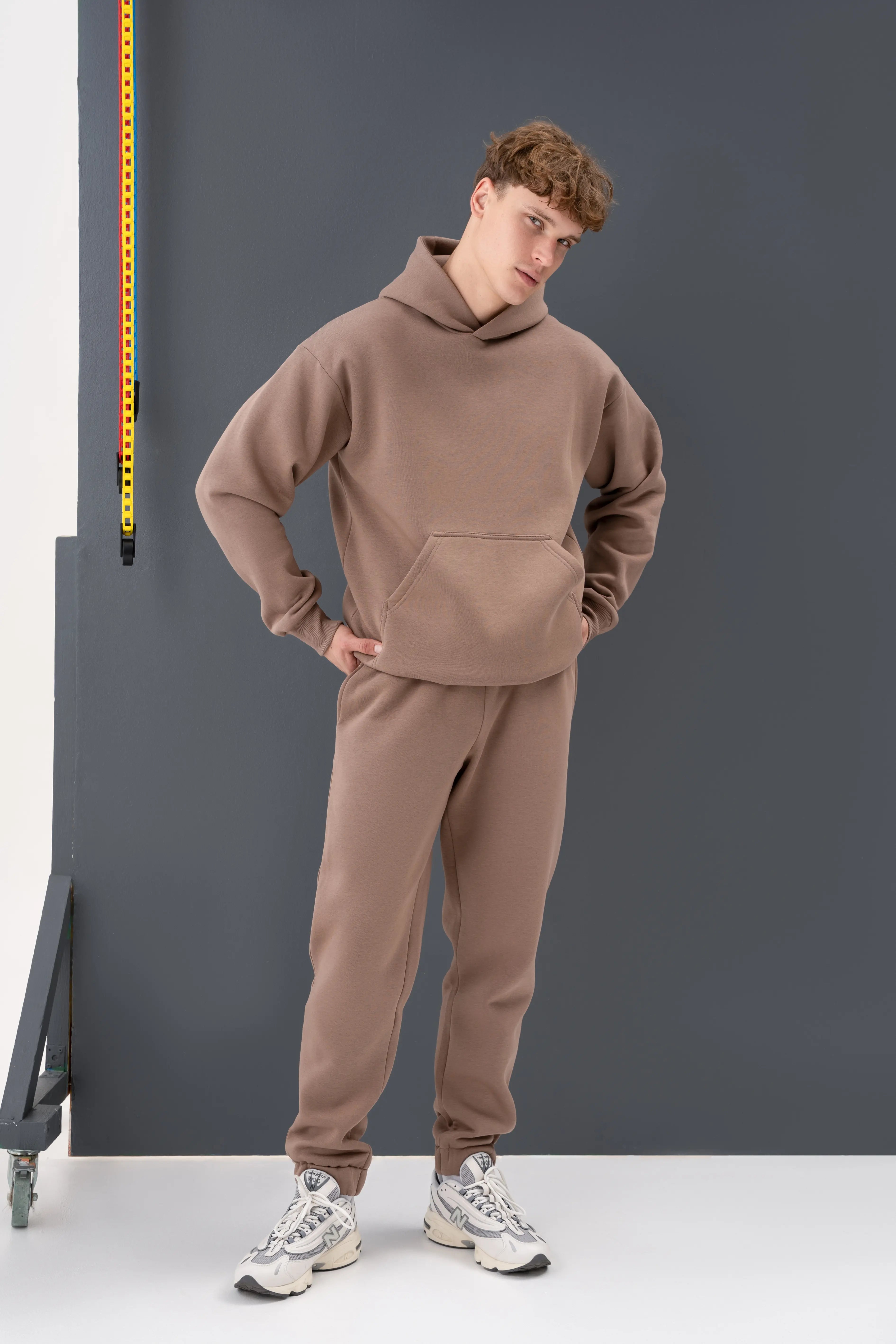 Minkštas latte spalvos laisvalaikio treningas vyrams, idealus aktyvioms atostogoms ar ramiam savaitgaliui.