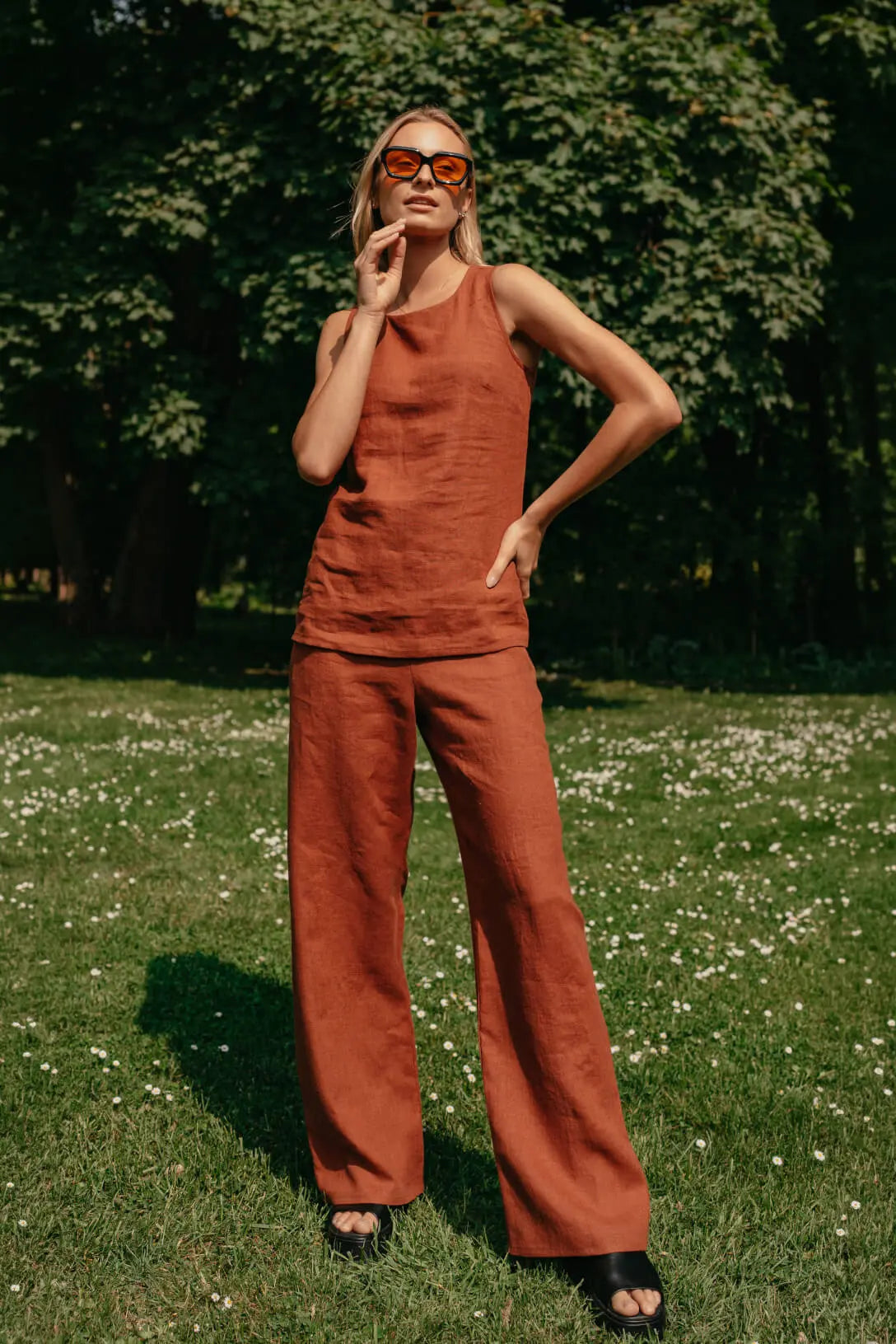 Ärmelloses, ziegelrotes Leinenoberteil für Damen und Hose, Nahaufnahme von vorne