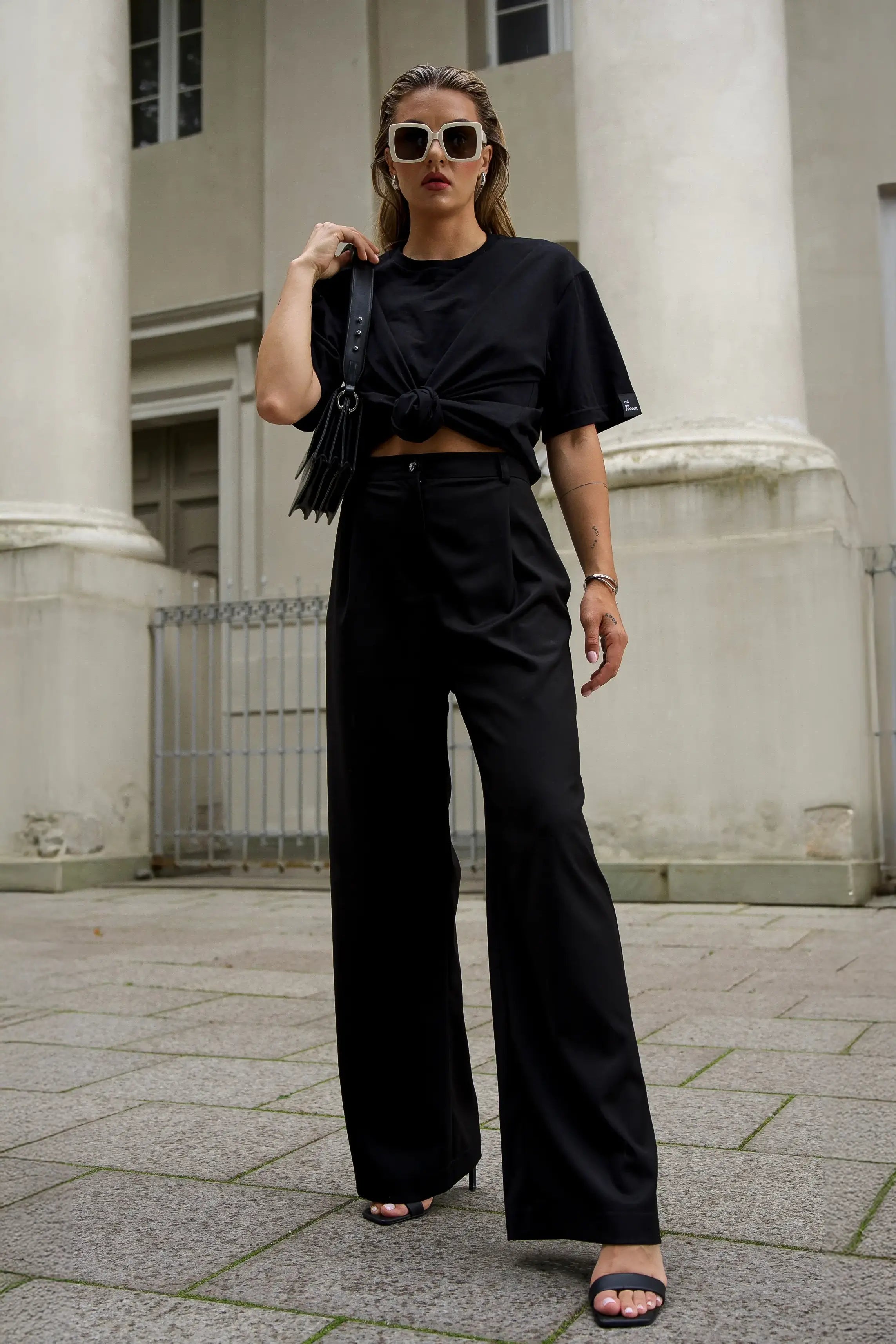 Ein elegantes schwarzes Outfit mit einem Oversize-T-Shirt und einer klassischen Hose