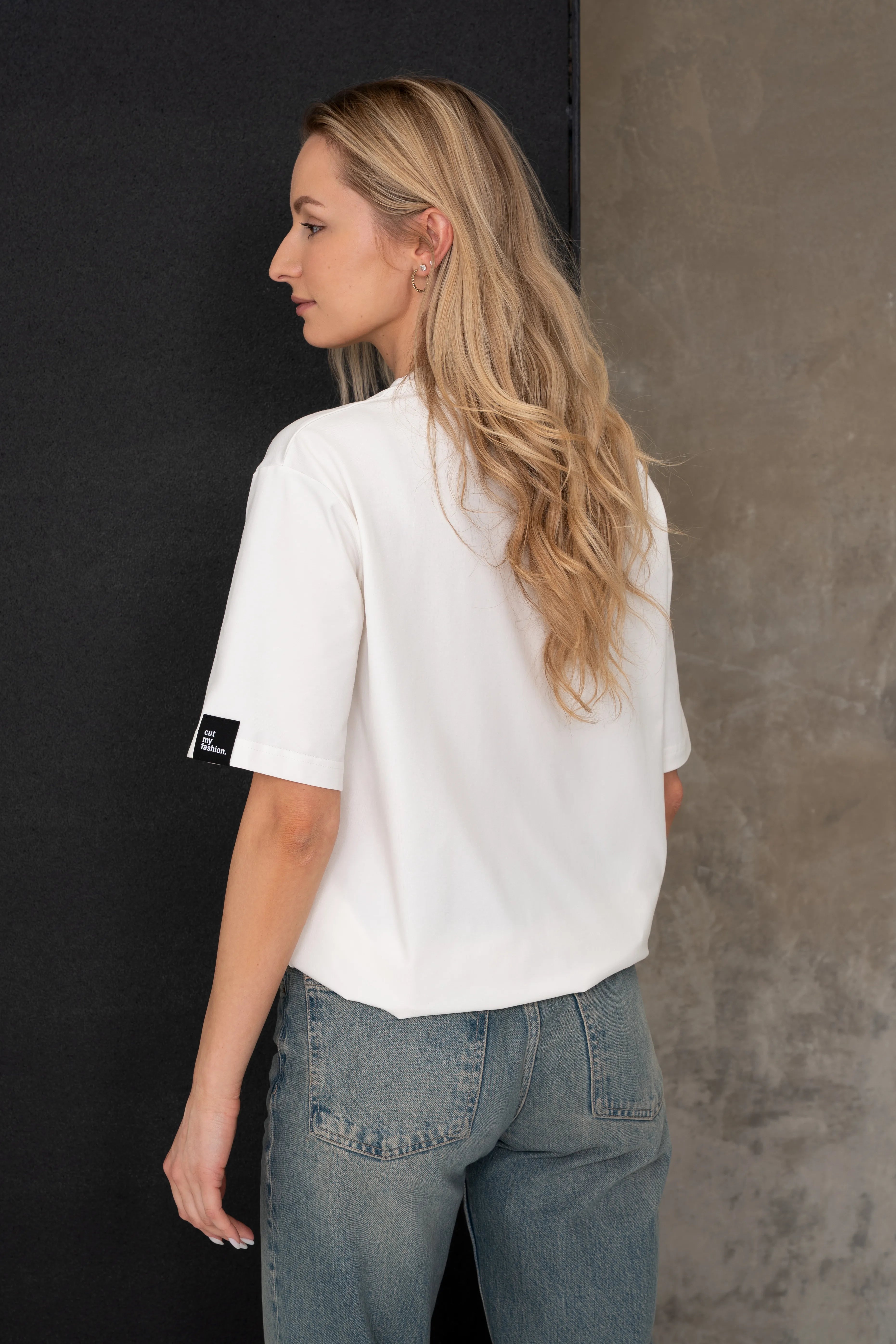 Weißes Damen-T-Shirt aus Baumwolle in lockerer Passform, Ansicht von hinten und von der Seite
