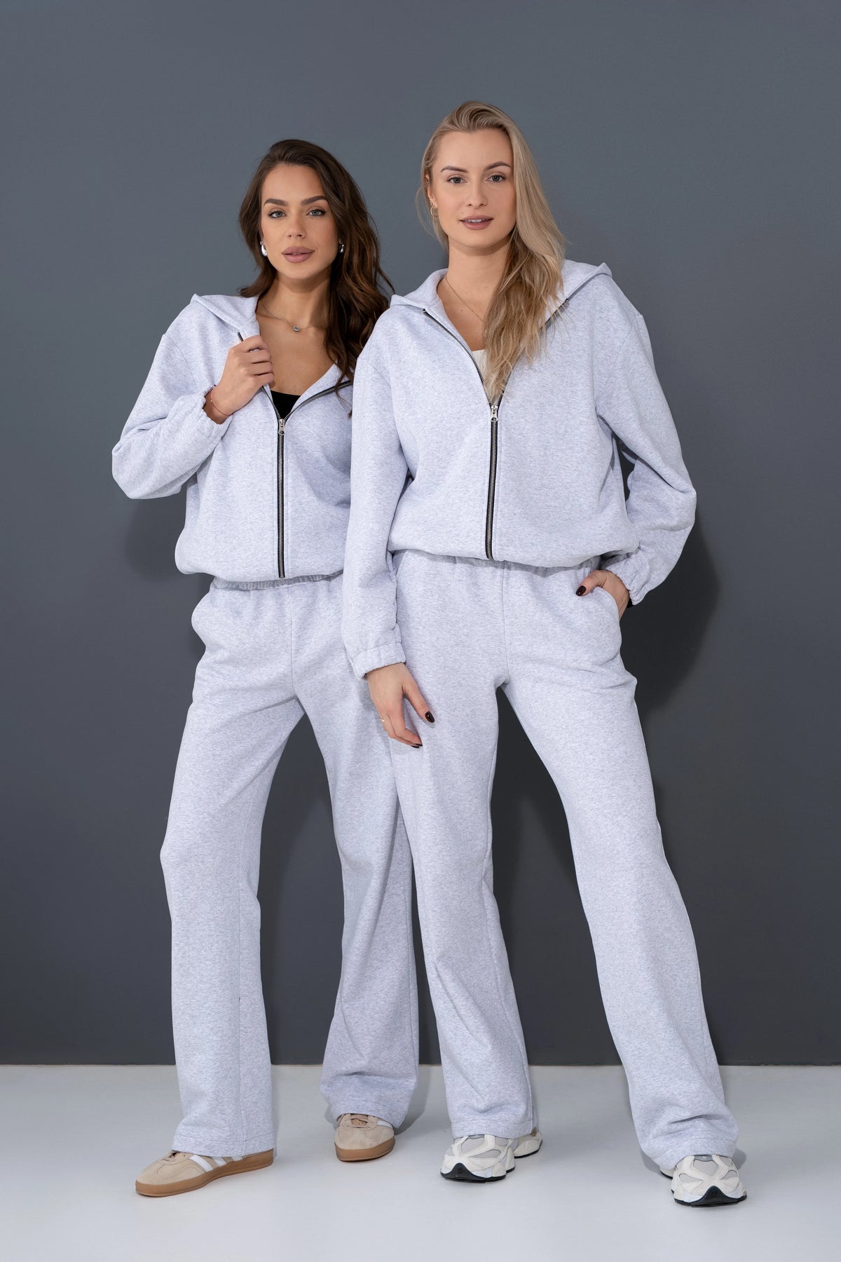 Ein hellgrauer Melange-Trainingsanzug für Damen von cutmyfashion, ideal für den Alltag.