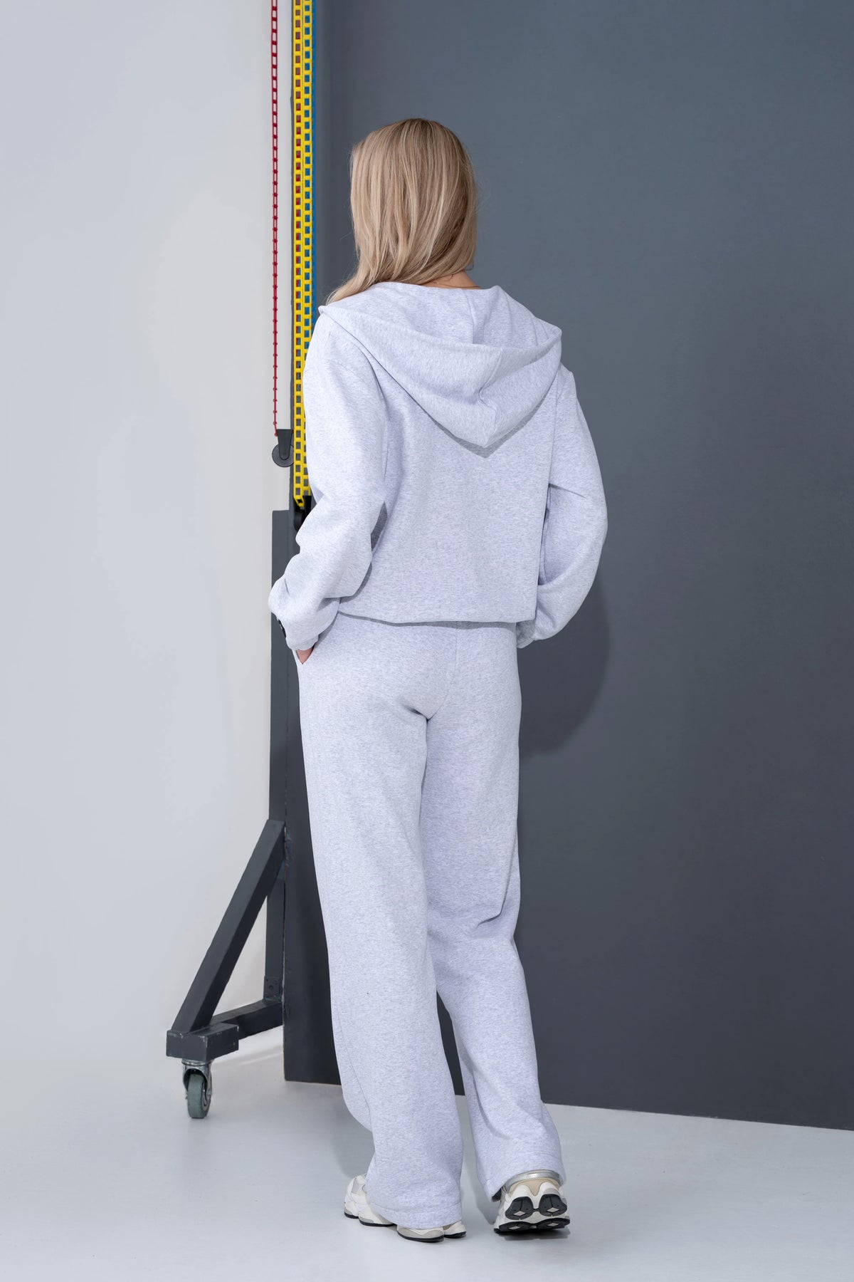 Grauer Melange-Freizeit-Trainingsanzug mit gerader Hose, ideal für den Stadtalltag.