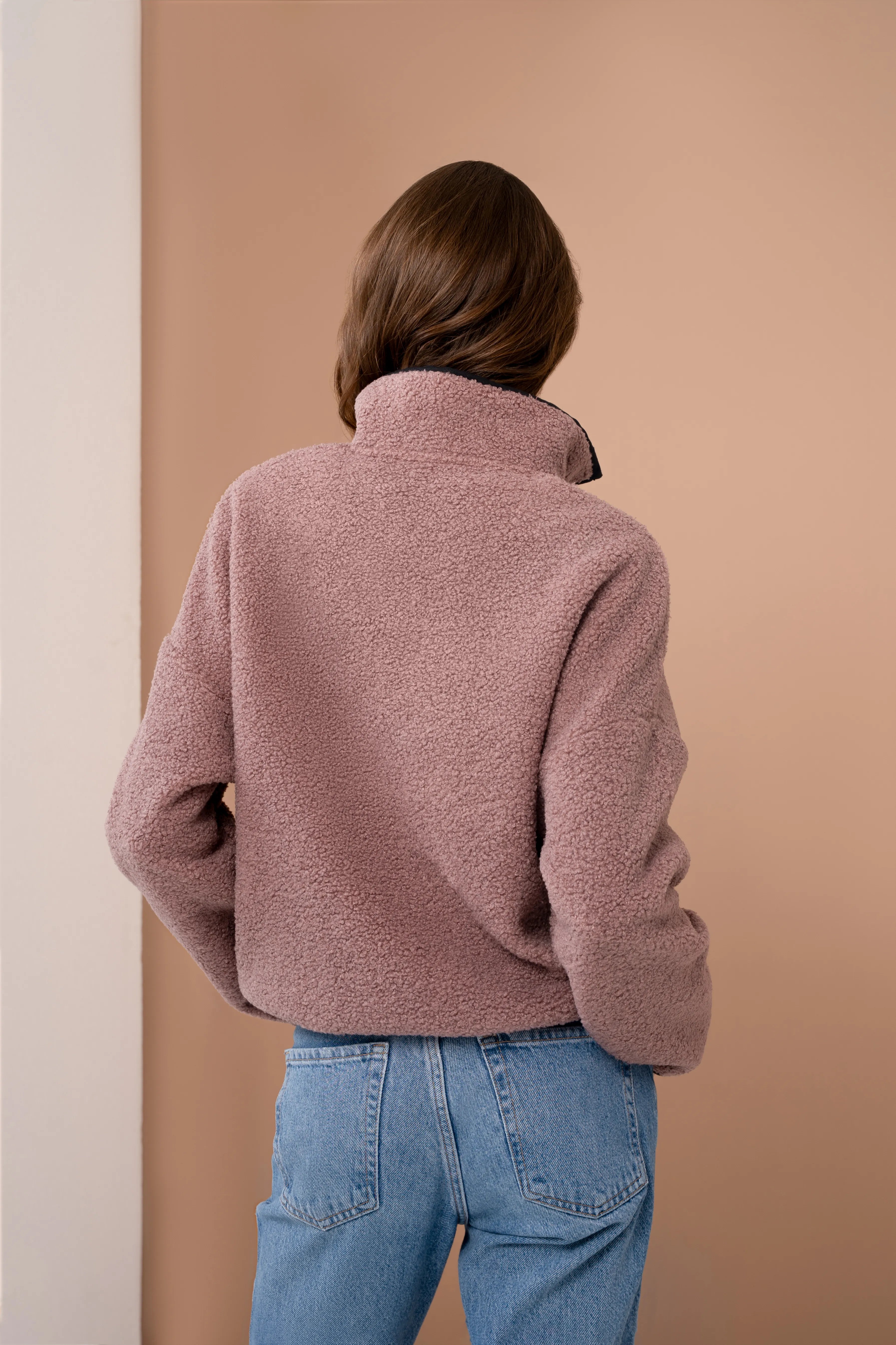 Rosa Damenpullover, von hinten gesehen, mit Stehkragen, langen Ärmeln und geradem Rücken