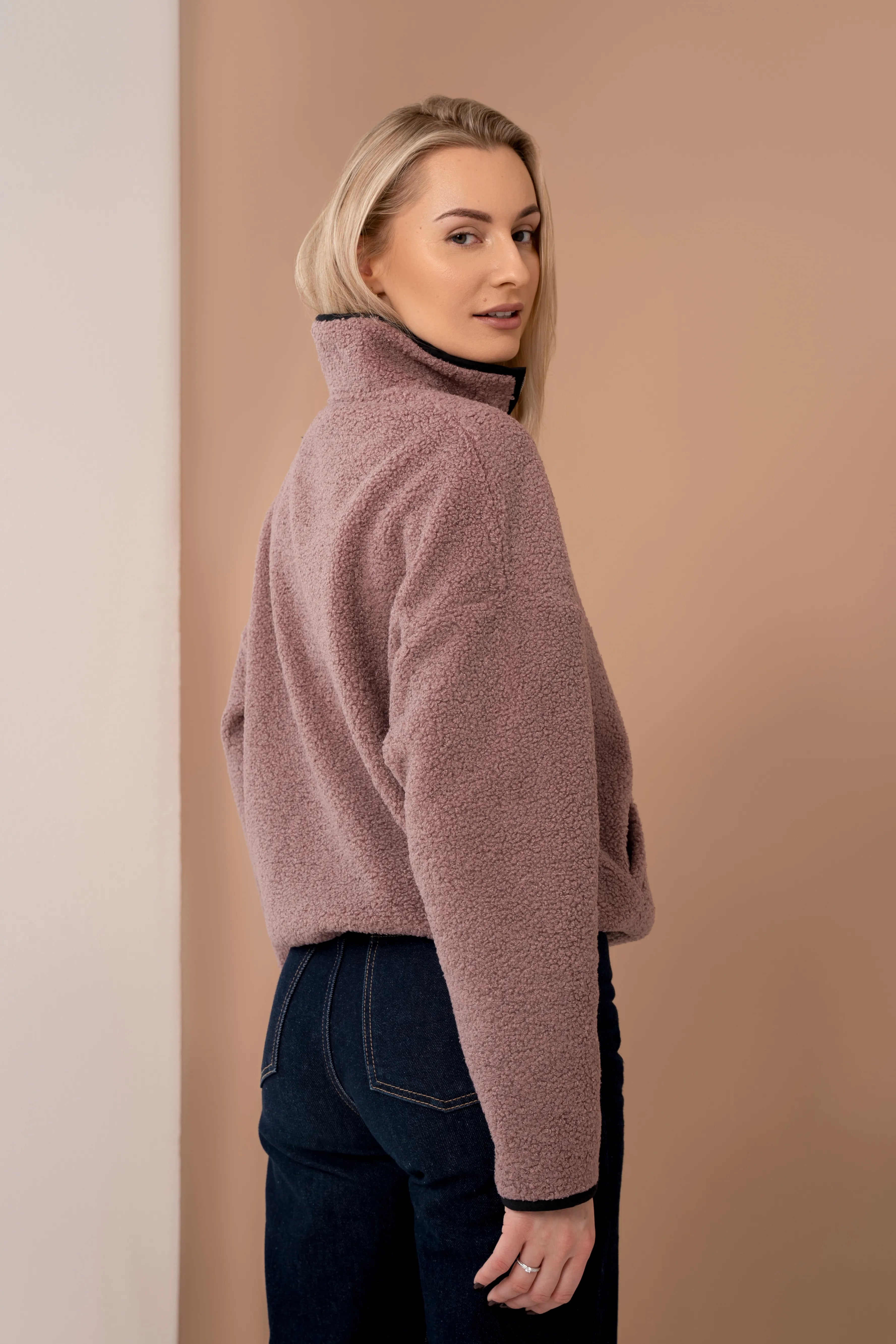 Rosa Damenpullover mit Stehkragen, von hinten gesehen, Pullover mit Reißverschluss
