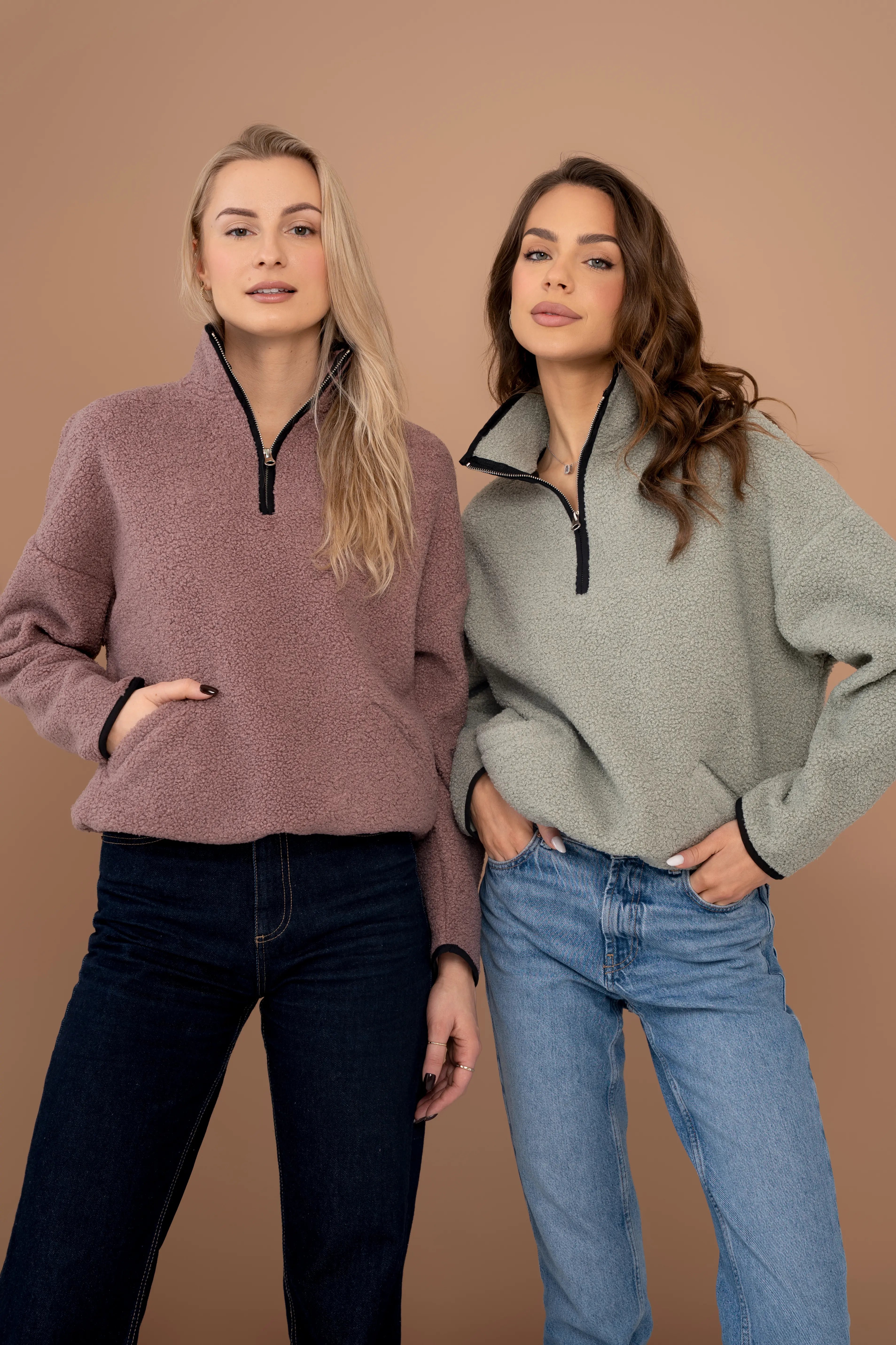 Rosa Damenpullover mit kurzem Reißverschluss, Stehkragen, langen Ärmeln und Taschen auf der Vorderseite